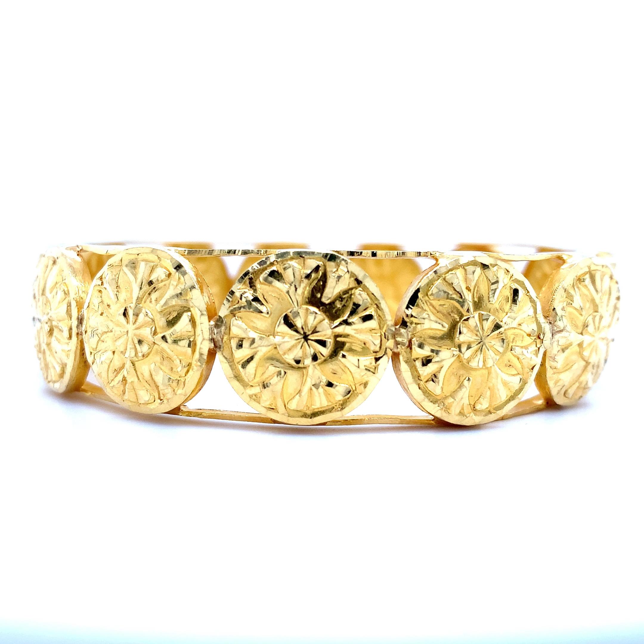 22ct Yellow gold bangle bracelet Indian Asian wedding ceremony jewellery.
Beautiful 22ct pure yellow gold bangle bracelet.
Indian Asian wedding ceremony jewellery.
Weight 30.00g
Width approx 16mm
Thickness approx 5mm
7 inches
Please note only one