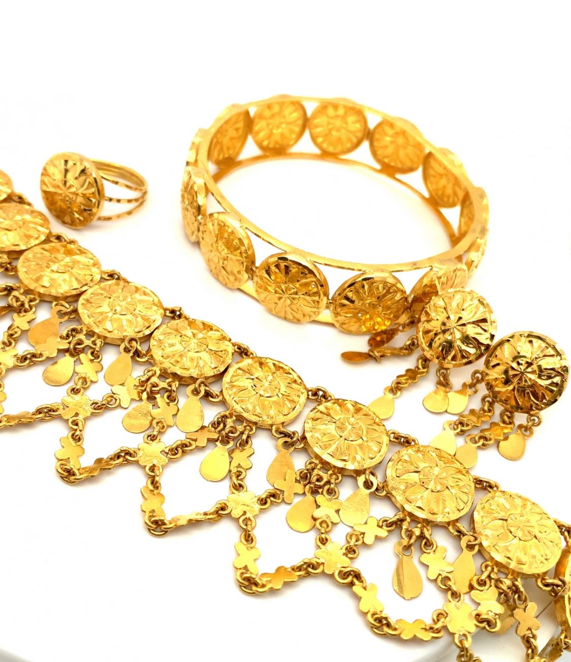 22k Yellow gold bangle bracelet ring earrings and anklet jewellery set For Sale 1