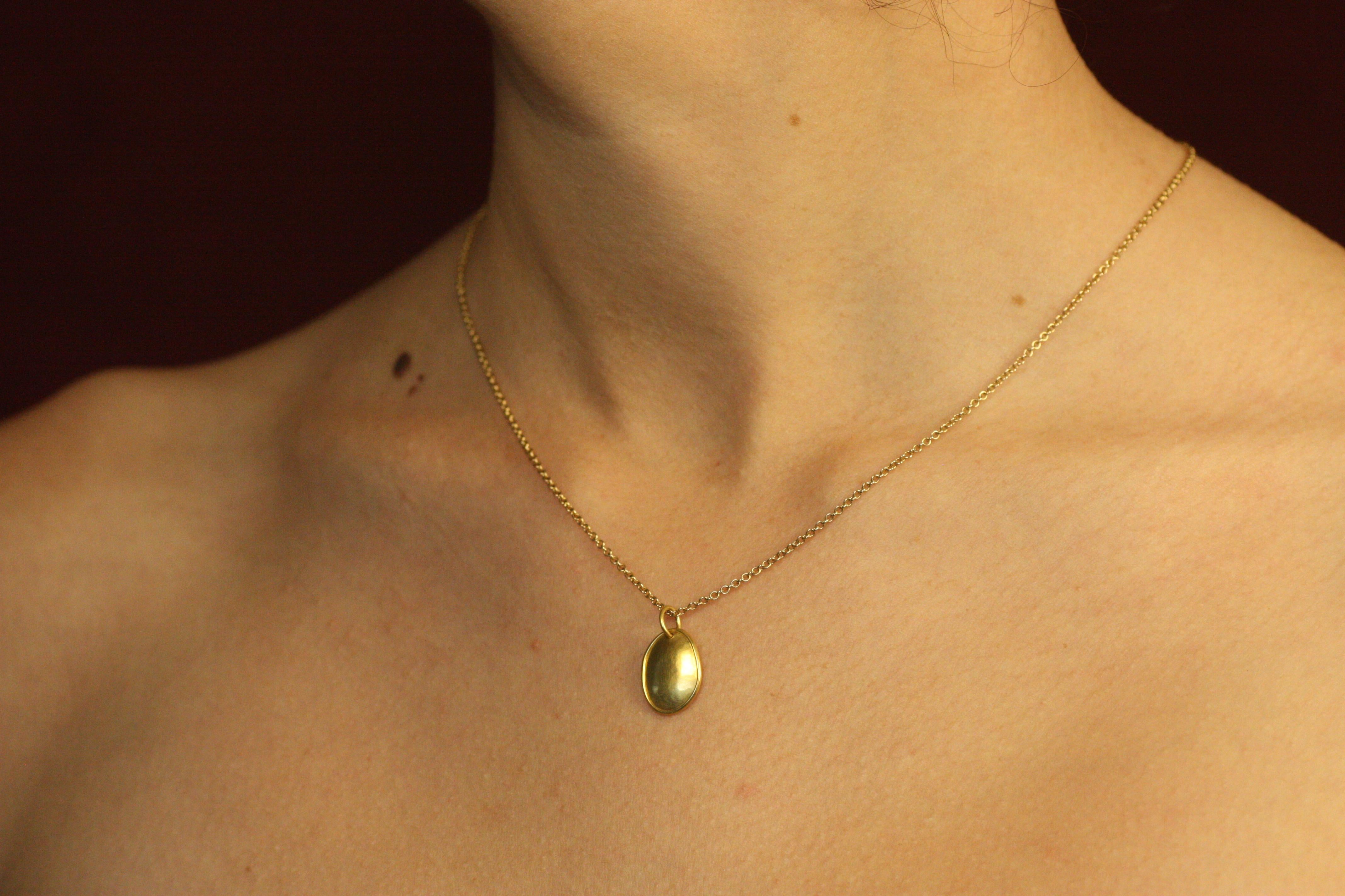 Artigiano Ciondolo con semi di zucca con castone in oro giallo 22K, fatto a mano, collana in vendita