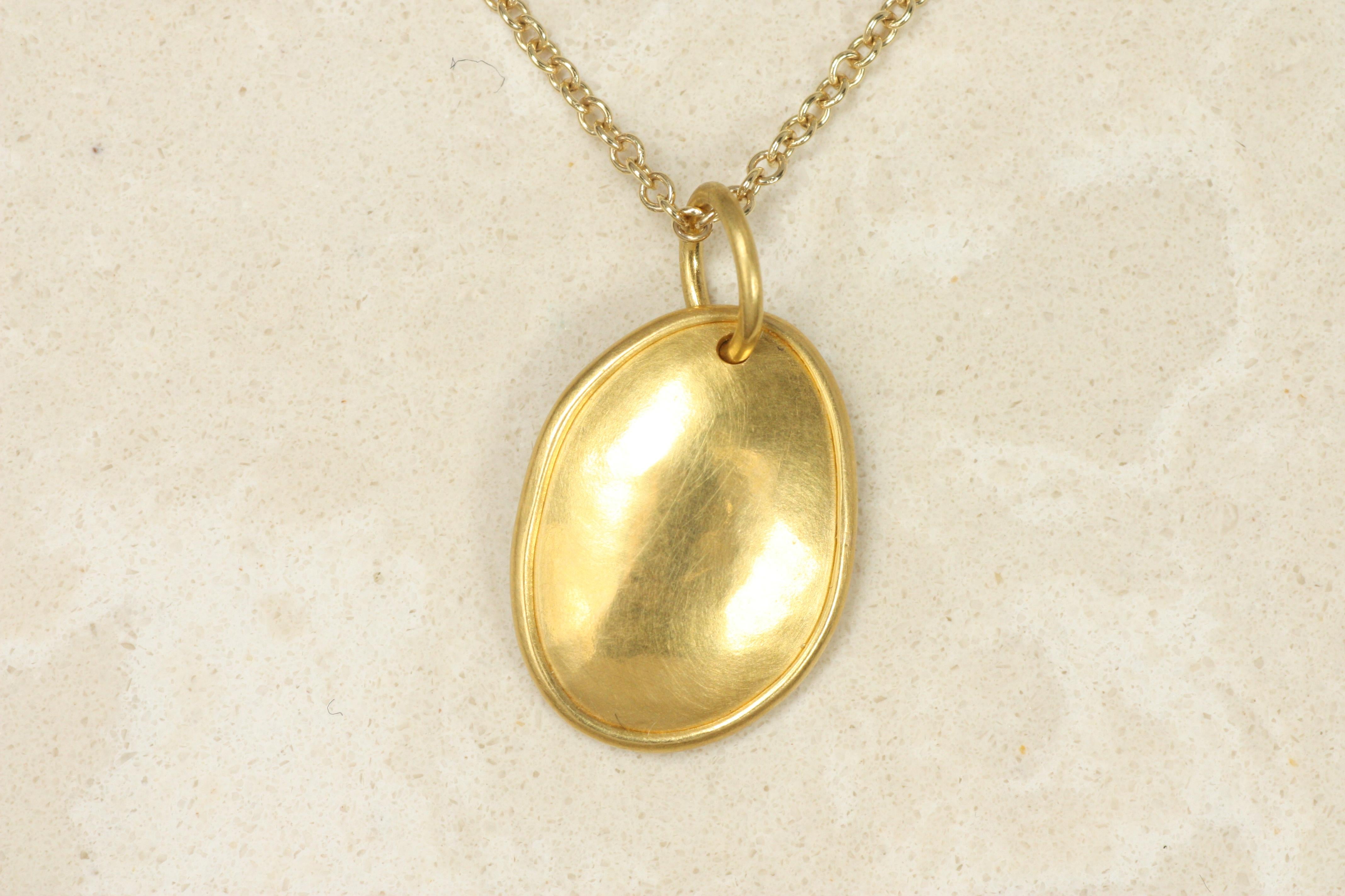 Ciondolo con semi di zucca con castone in oro giallo 22K, fatto a mano, collana In condizioni Nuovo in vendita a Santa Monica, CA