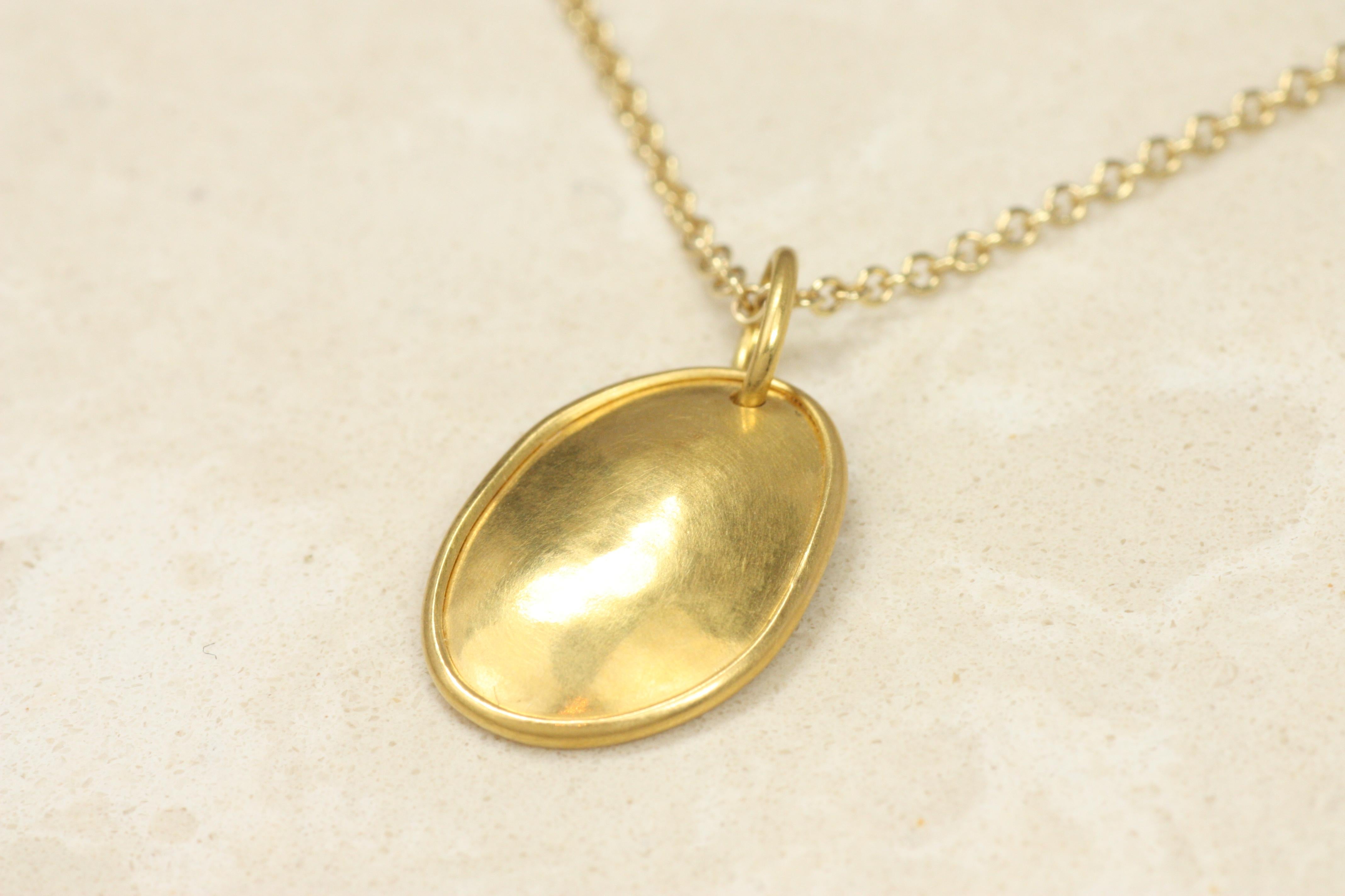 Donna Ciondolo con semi di zucca con castone in oro giallo 22K, fatto a mano, collana in vendita