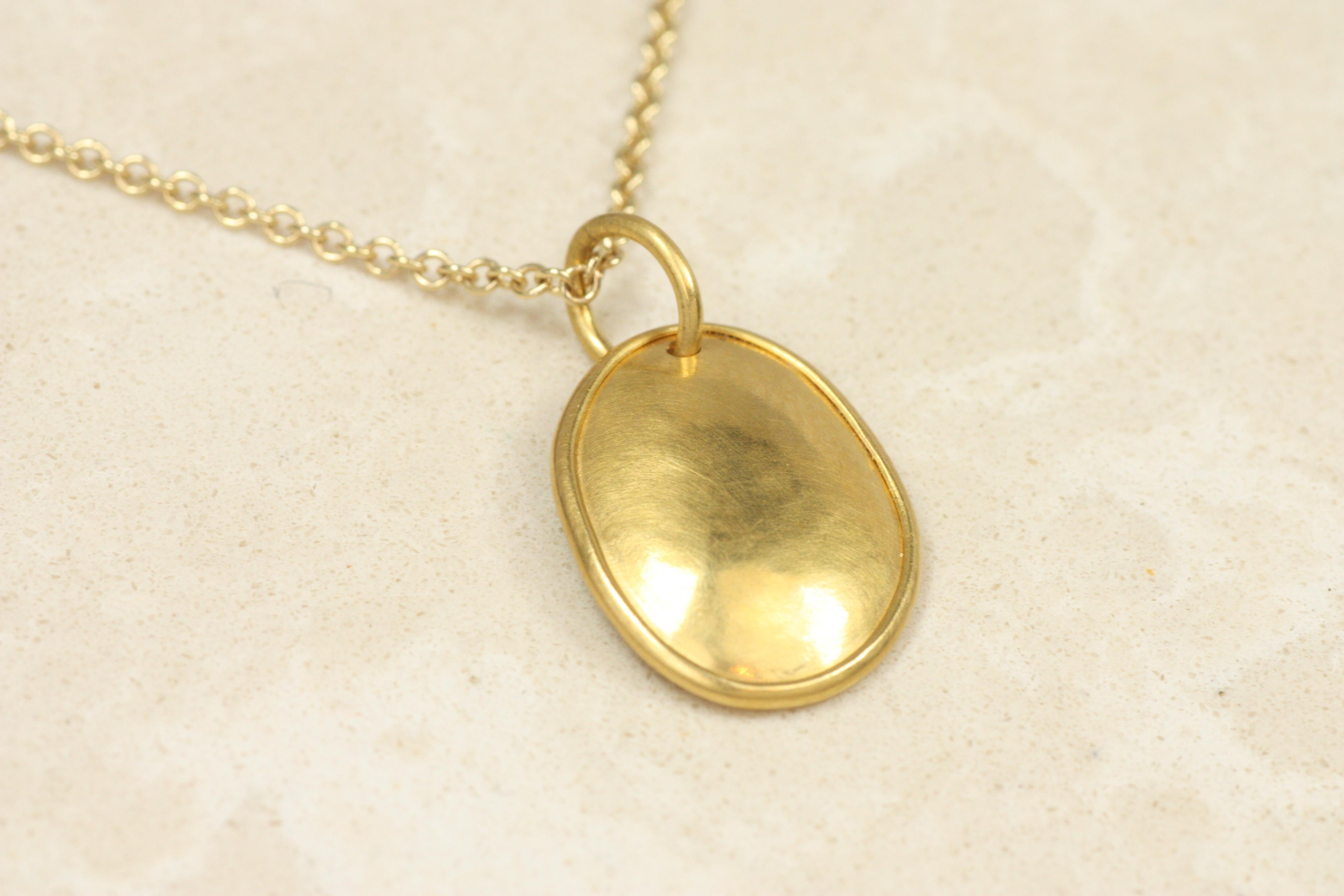 Ciondolo con semi di zucca con castone in oro giallo 22K, fatto a mano, collana in vendita 1