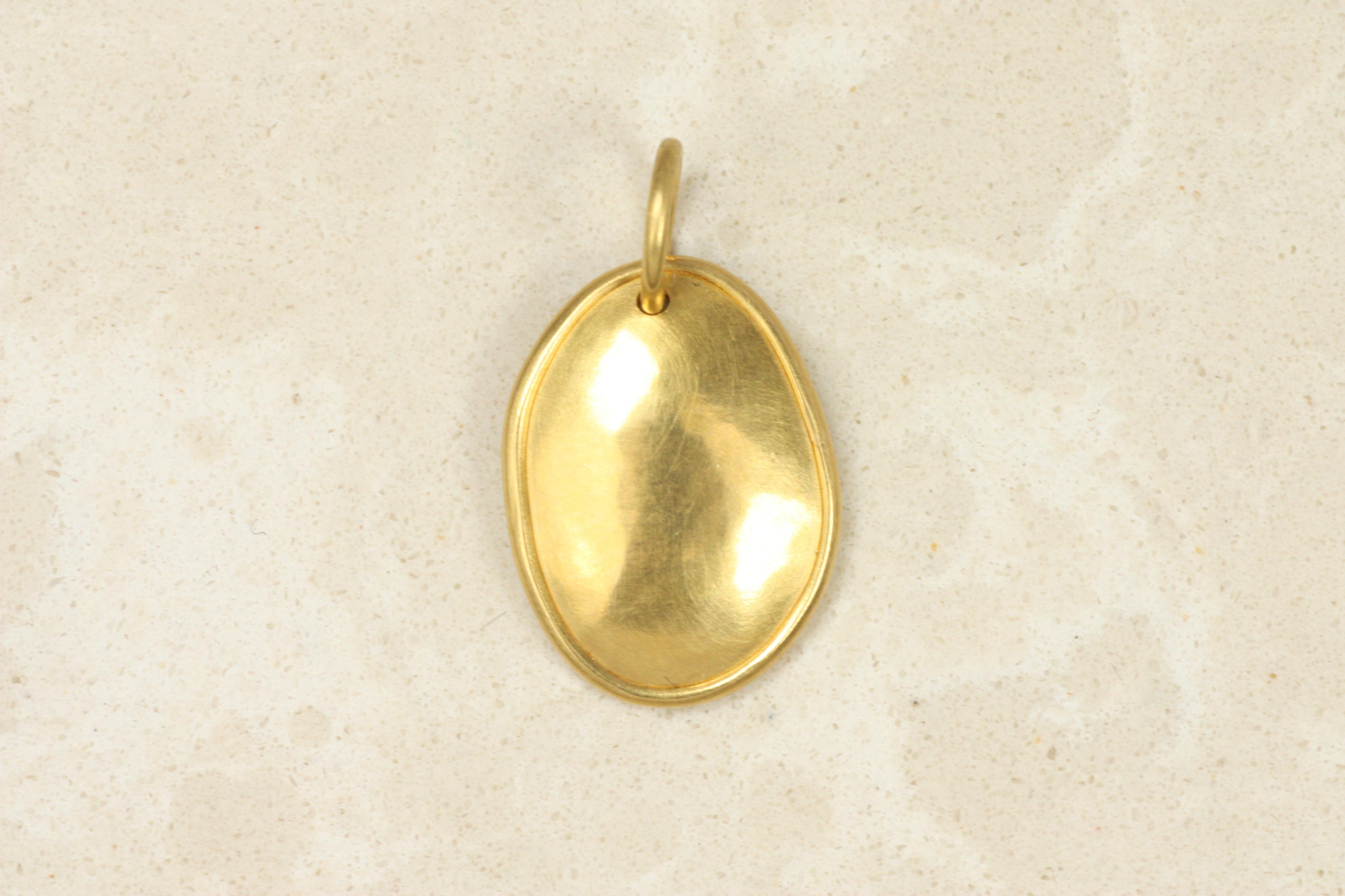 Ciondolo con semi di zucca con castone in oro giallo 22K, fatto a mano, collana in vendita 2
