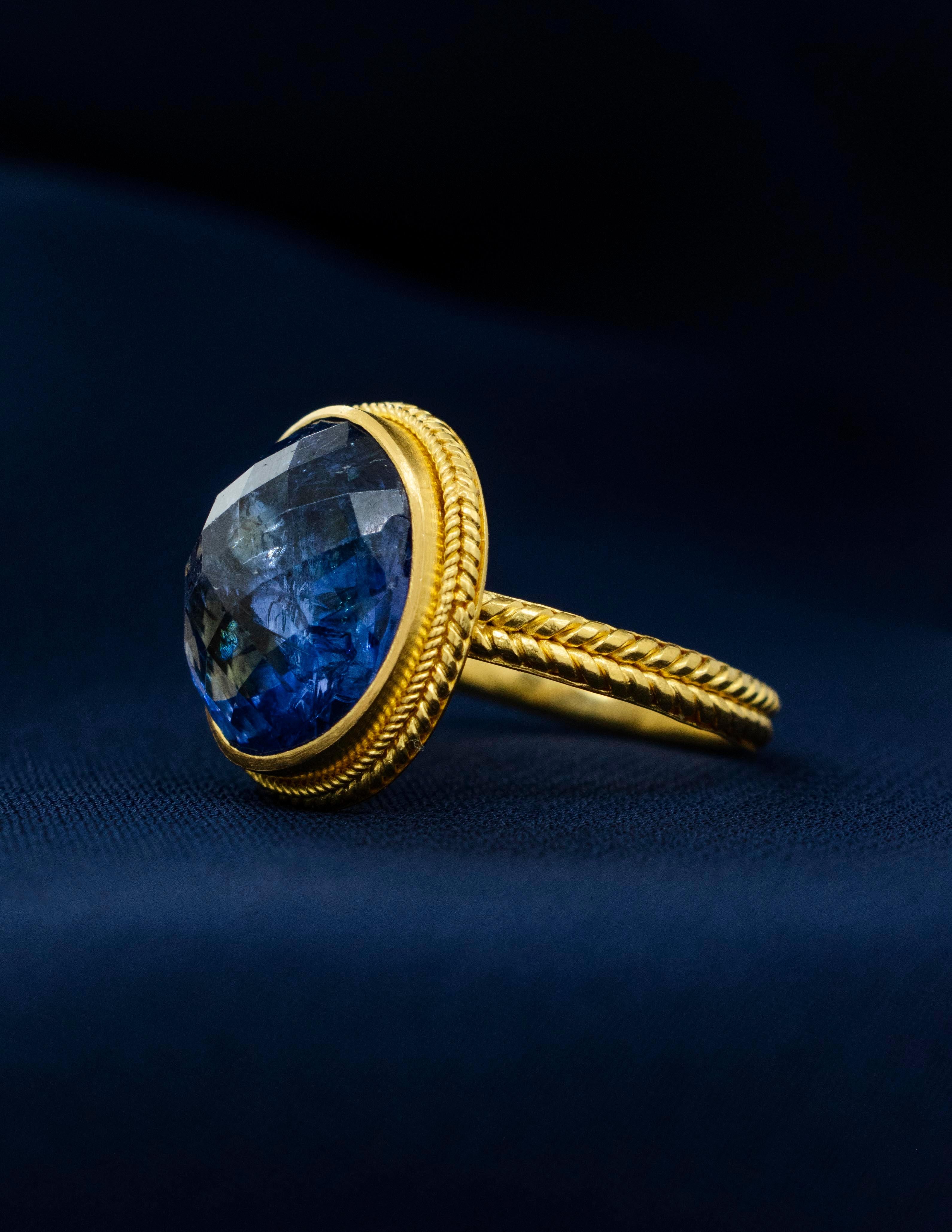 Anillo bizantino de oro amarillo de 22 quilates con tanzanita de 7,60 quilates Bizantino en venta
