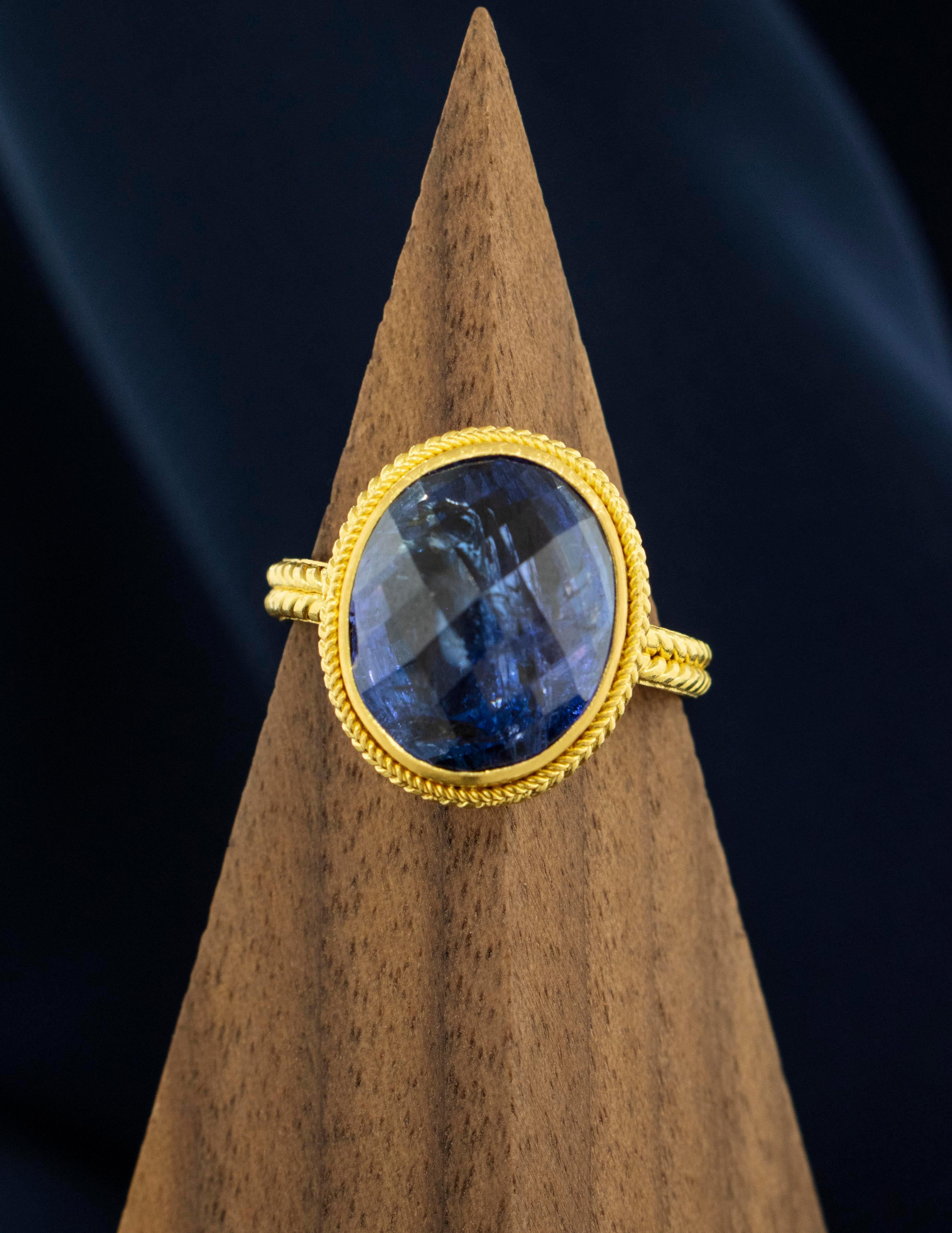 Anillo bizantino de oro amarillo de 22 quilates con tanzanita de 7,60 quilates Corte oval en venta