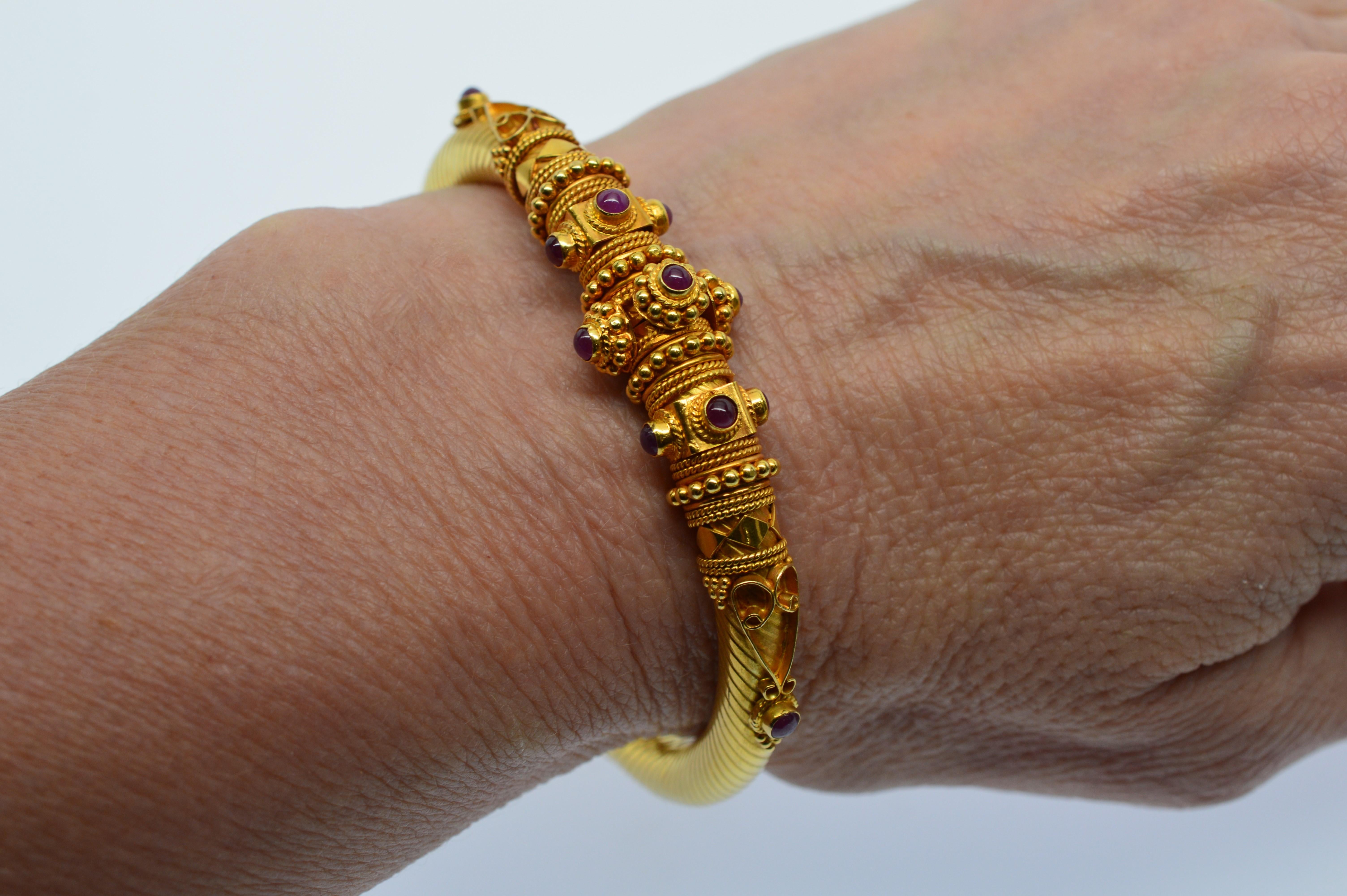Bracelet jonc en or jaune 18 carats avec cabochon de rubis Pour femmes en vente