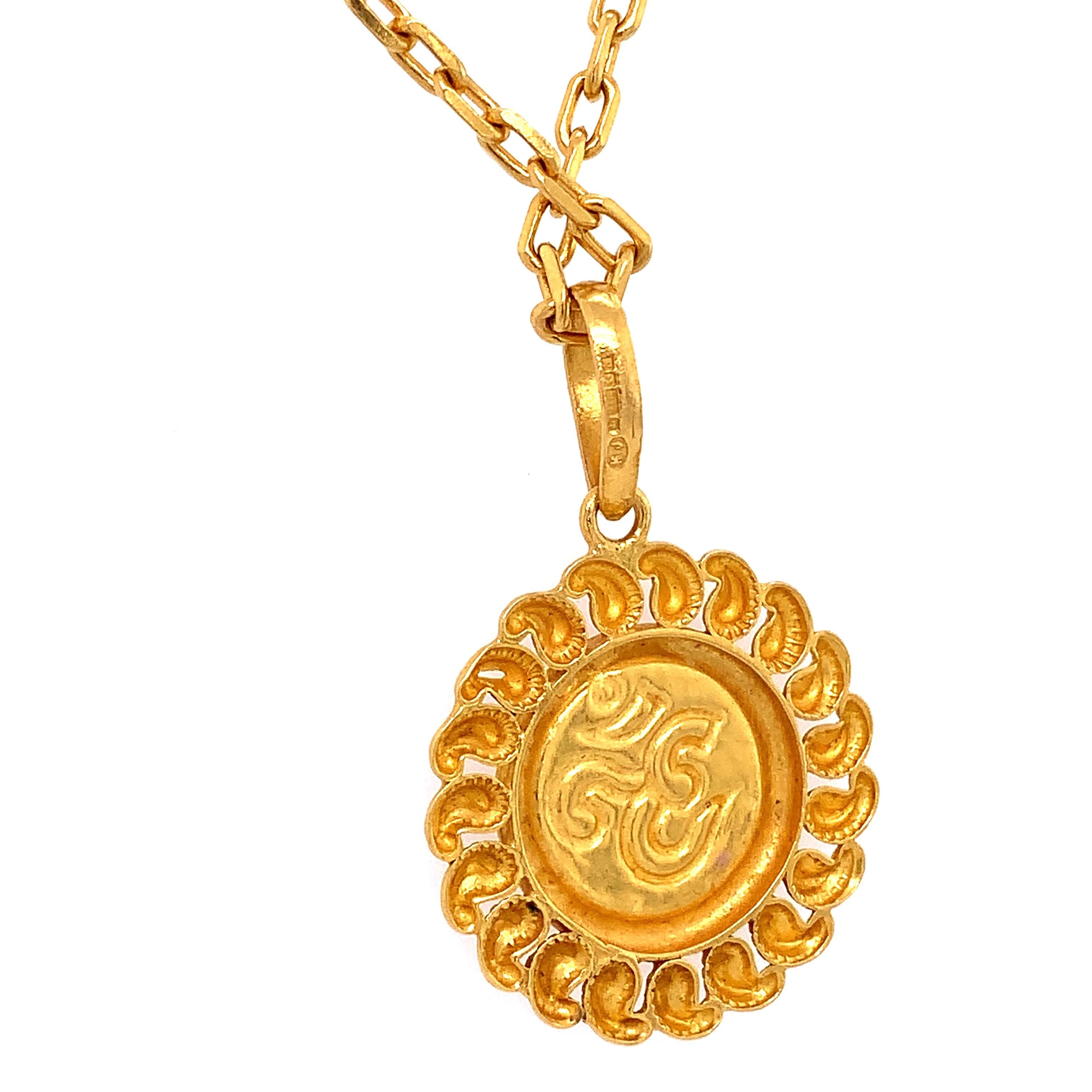 Collier en or jaune 22k avec pendentif en forme de pièce de monnaie Unisexe en vente