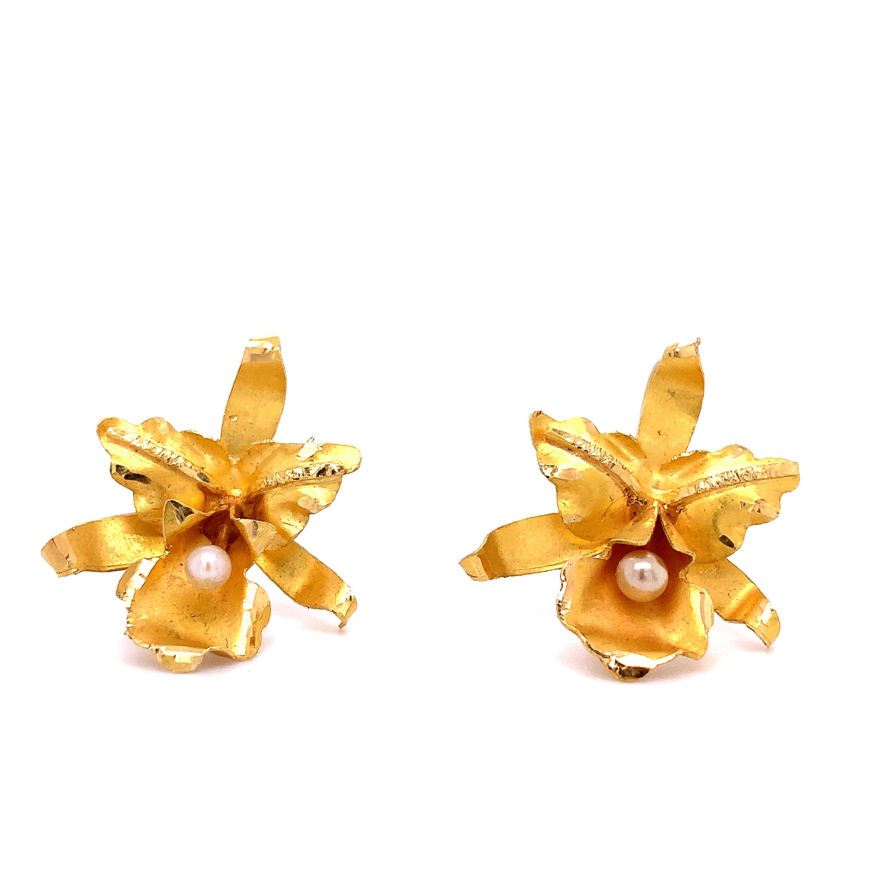 Erhöhen Sie Ihren Stil mit diesen atemberaubenden blumenförmigen Ohrringen aus 22 Karat Gelbgold mit Perle. Das verschlungene Design der Blumenform verleiht jedem Outfit einen Hauch von Eleganz, während der Bügelverschluss für einen sicheren und