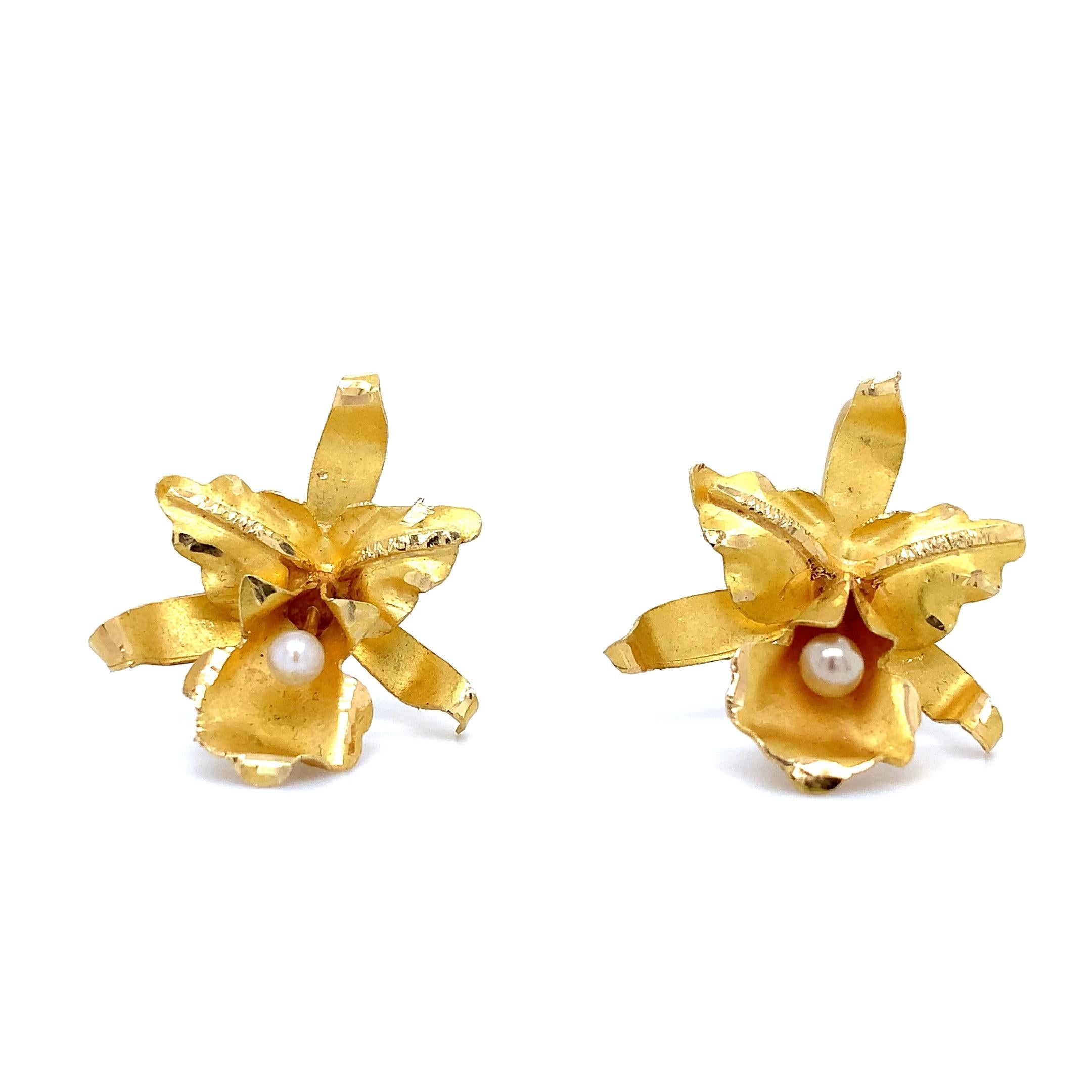 22 Karat Gelbgold klobige blumenförmige Ohrringe mit Hebelverschluss und Perle (Moderne) im Angebot