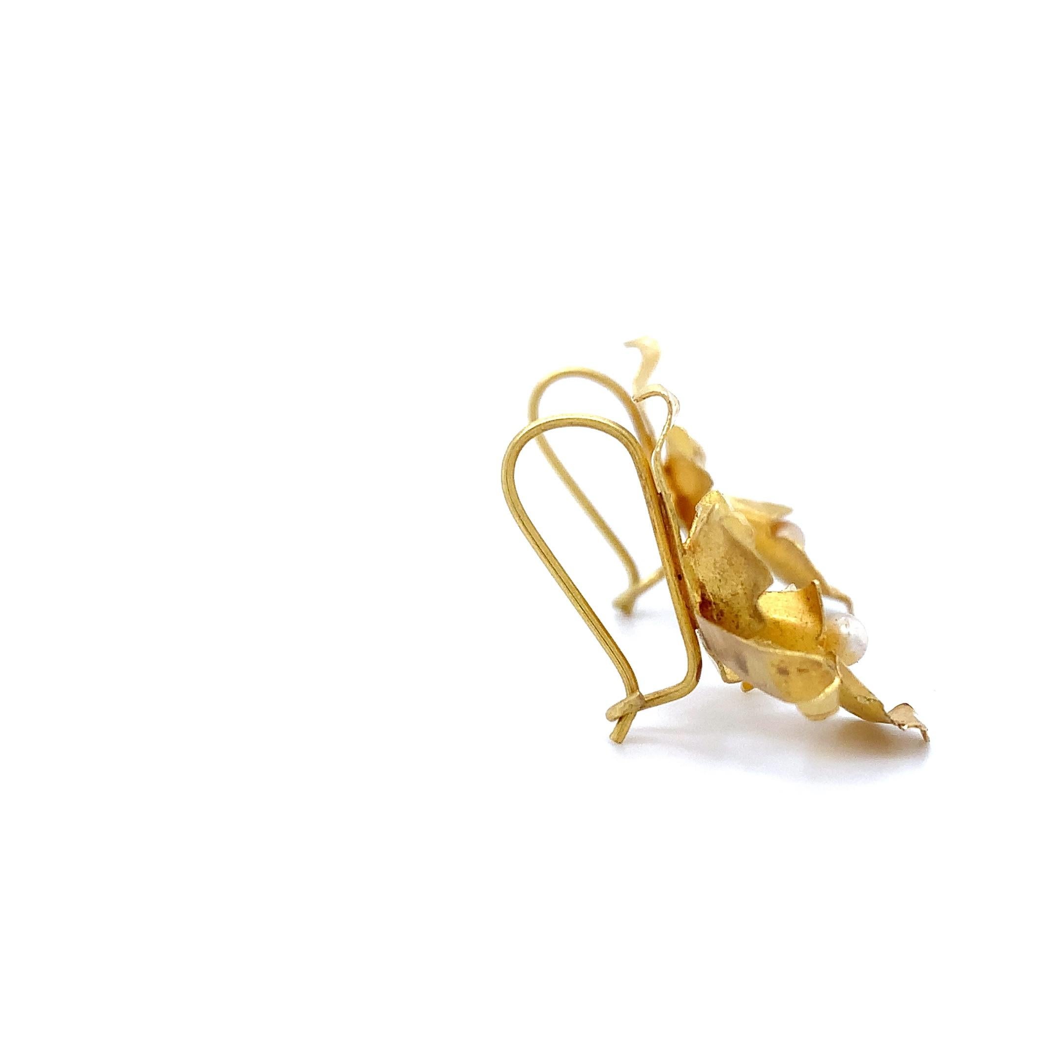 22 Karat Gelbgold klobige blumenförmige Ohrringe mit Hebelverschluss und Perle (Rundschliff) im Angebot