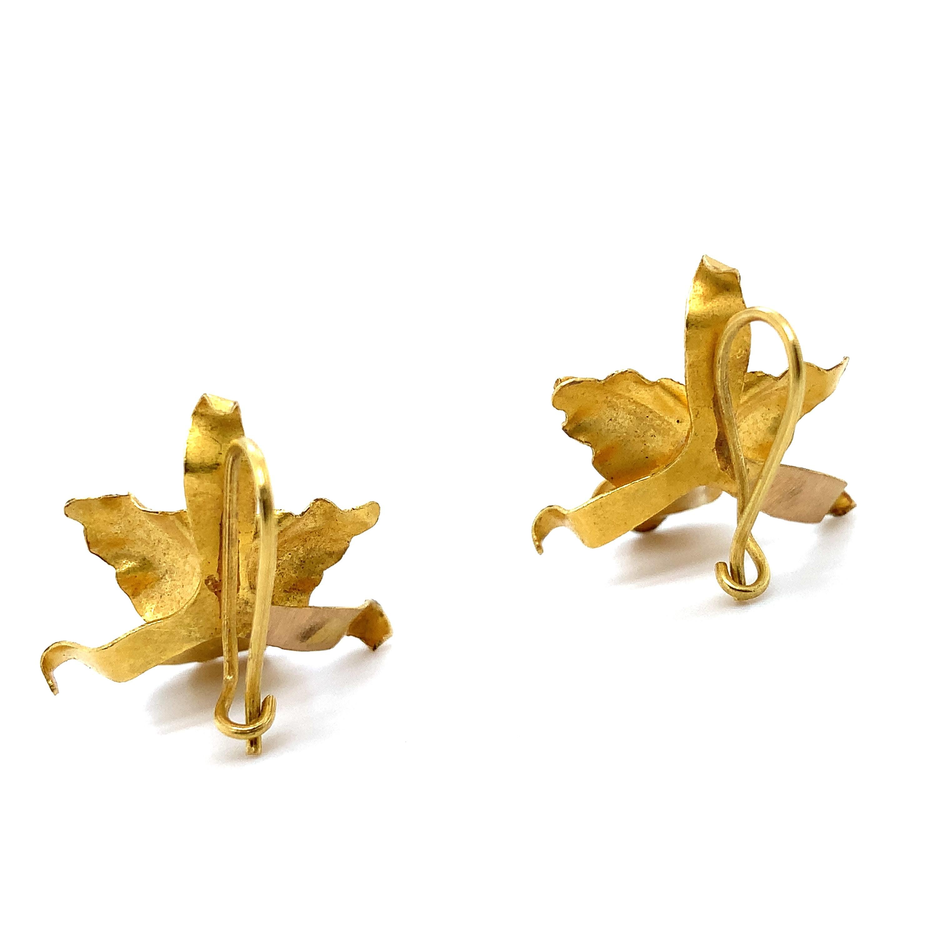22 Karat Gelbgold klobige blumenförmige Ohrringe mit Hebelverschluss und Perle Damen im Angebot