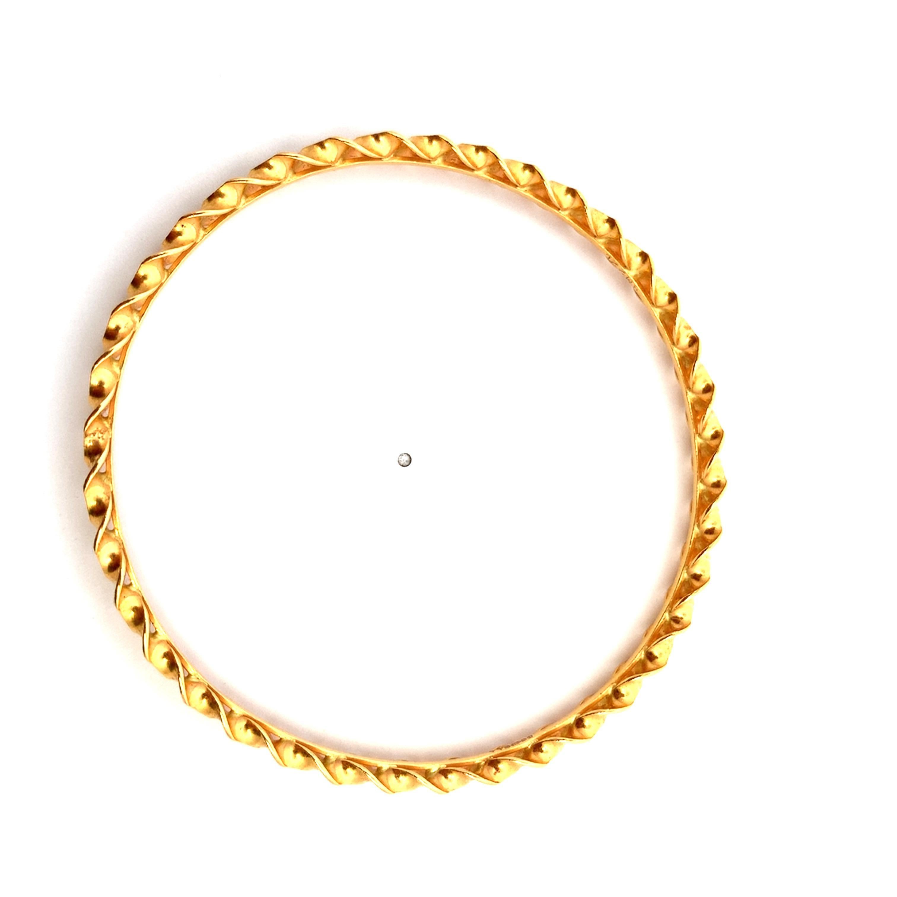 22k Yellow gold chunky intertwined twisted bangle bracelet In New Condition For Sale In London, GB