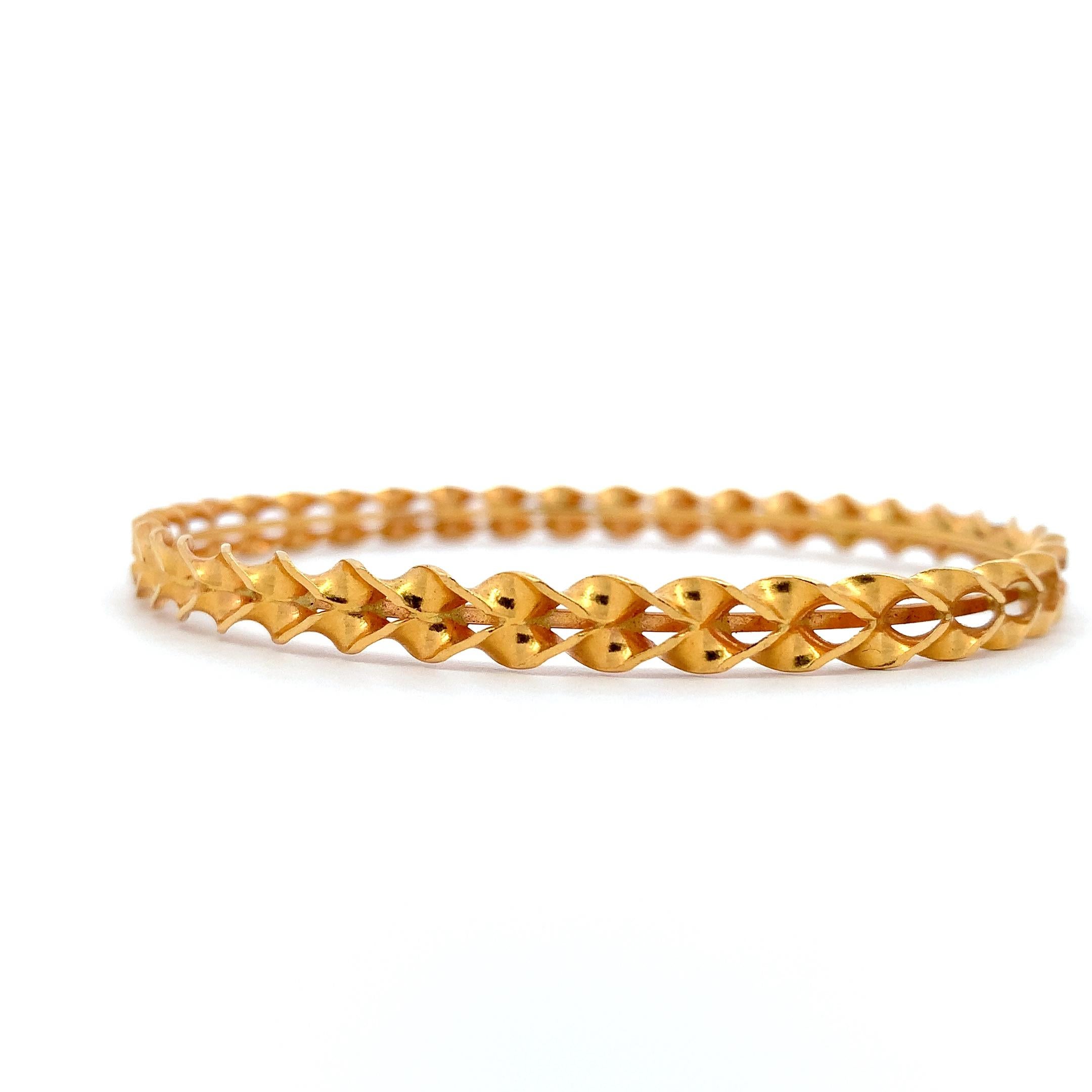 Women's or Men's 22k Yellow gold chunky intertwined twisted bangle bracelet For Sale
