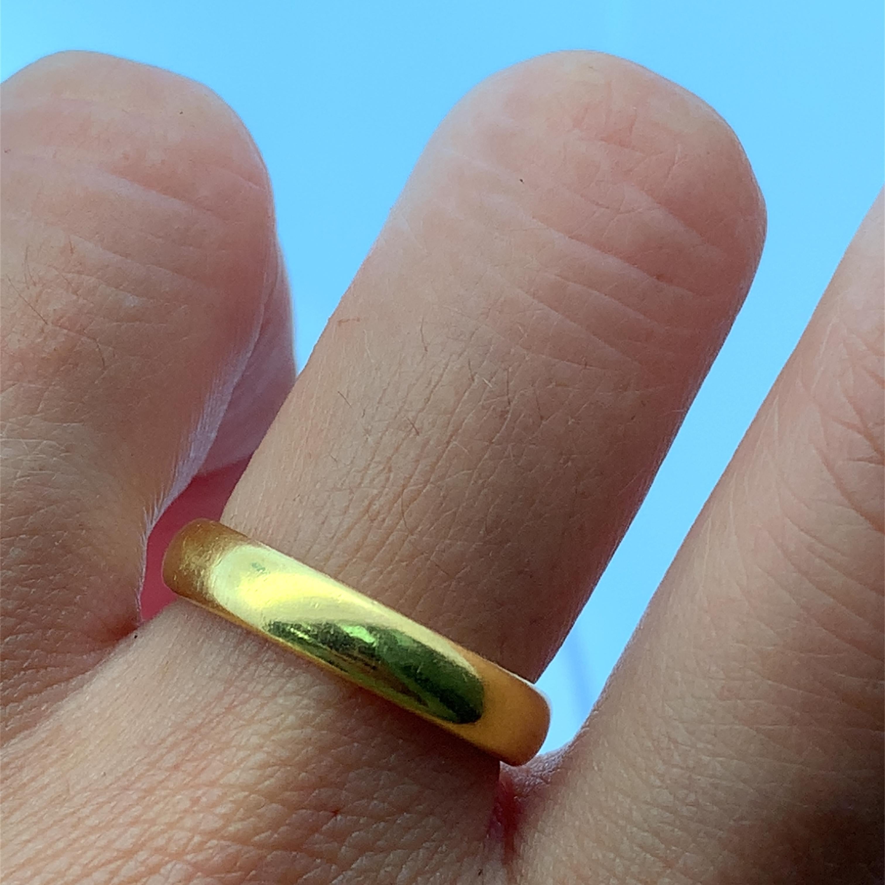 Dieser Ring aus reinem 22-karätigem Gelbgold strahlt zeitlose Eleganz aus und ist fachmännisch aus strahlendem Gelbgold gefertigt. Das nahtlose Design und die glatte, polierte Oberfläche verleihen ihm eine klassische Ästhetik. Der 4 mm breite Ring