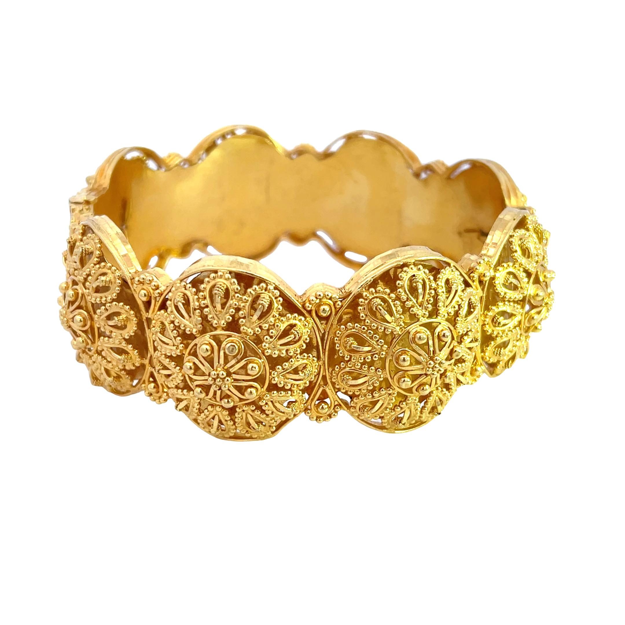 22K Yellow Gold Cuff Bangle In Excellent Condition For Sale In New York, NY