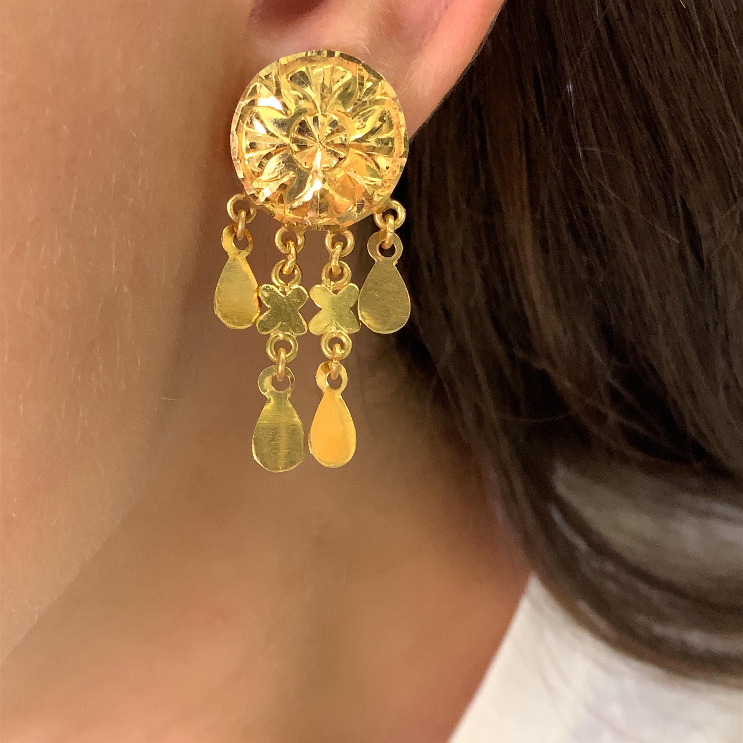 22ct yellow gold round plain drop dangle earrings pear shape Indian Asian chunky ceremony jewellery.
Art deco drop earring plain with dangle details.

Beautiful long dangle drop round and pear shape stud earrings. Perfect for Indian Asian wedding