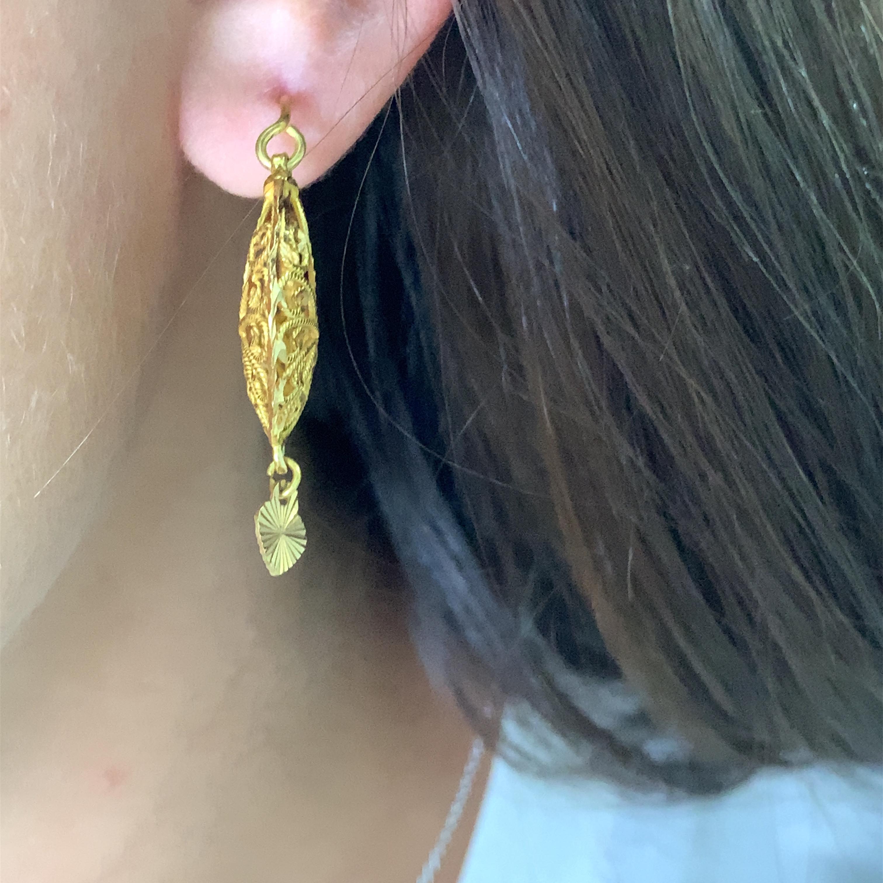 22ct Yellow gold drop dangle stud earrings Indian Asian wedding ceremony.
Gorgeous Asian style drop earrings art deco fashion earrings in 22k pure gold.
Beautiful 22ct pure yellow gold Indian Asian Pakistani earrings Long