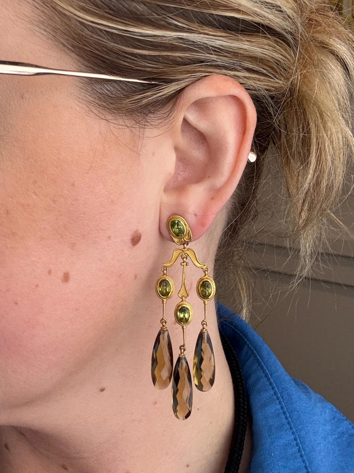 Ces remarquables boucles d'oreilles chandelier faites à la main sont réalisées en or jaune 22 carats et présentent une cascade spectaculaire de pierres précieuses naturelles dans une silhouette sophistiquée d'inspiration vintage. Ils présentent à la