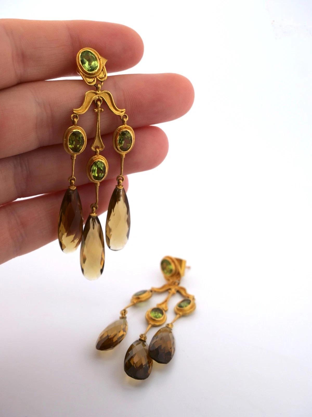 Taille ovale Or jaune 22K  Boucles d'oreilles chandelier en quartz fumé doré et péridot 20.87g en vente