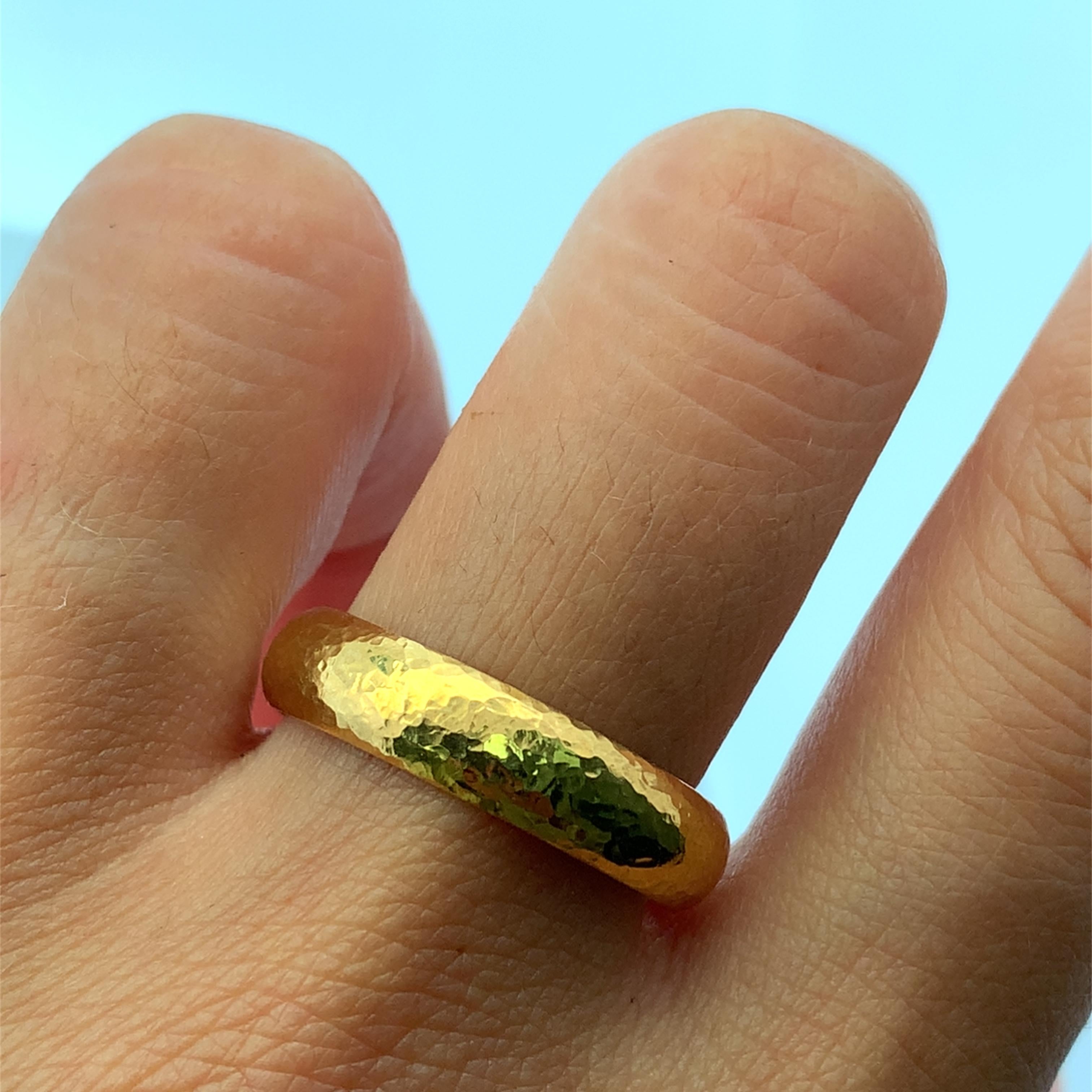 Dieser strahlende 5 mm-Ring aus reinem 22-karätigem Gelbgold steht für klassische Eleganz. Dieser Ring ist aus glänzendem 22-karätigem Gold gefertigt und verfügt über eine glatte, gehämmerte Oberfläche. Perfekt als zeitloser Ehering, als stilvoller
