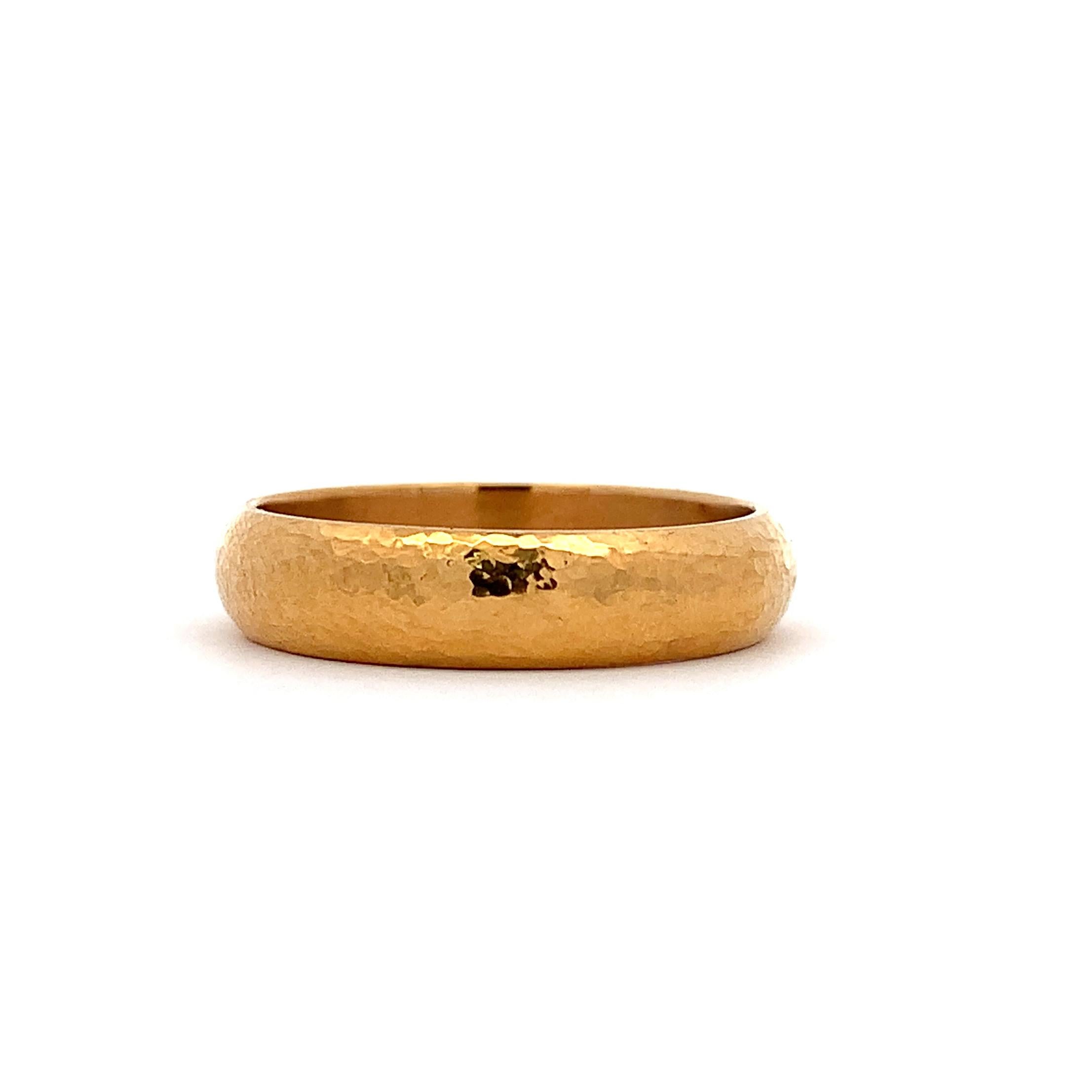 22k Gelbgold gehämmert Ehering Band 5mm im Zustand „Neu“ im Angebot in London, GB