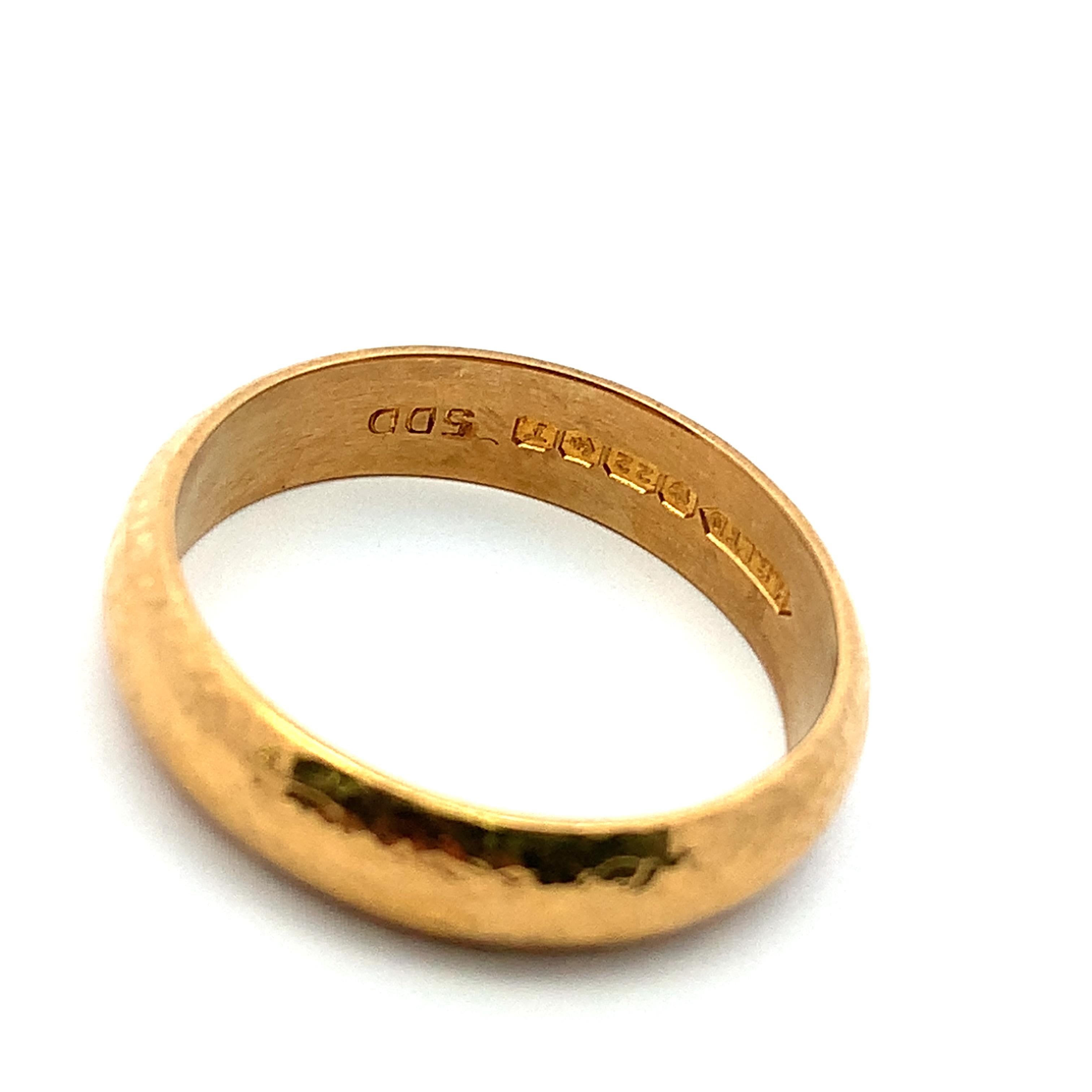 22k Gelbgold gehämmert Ehering Band 5mm für Damen oder Herren im Angebot