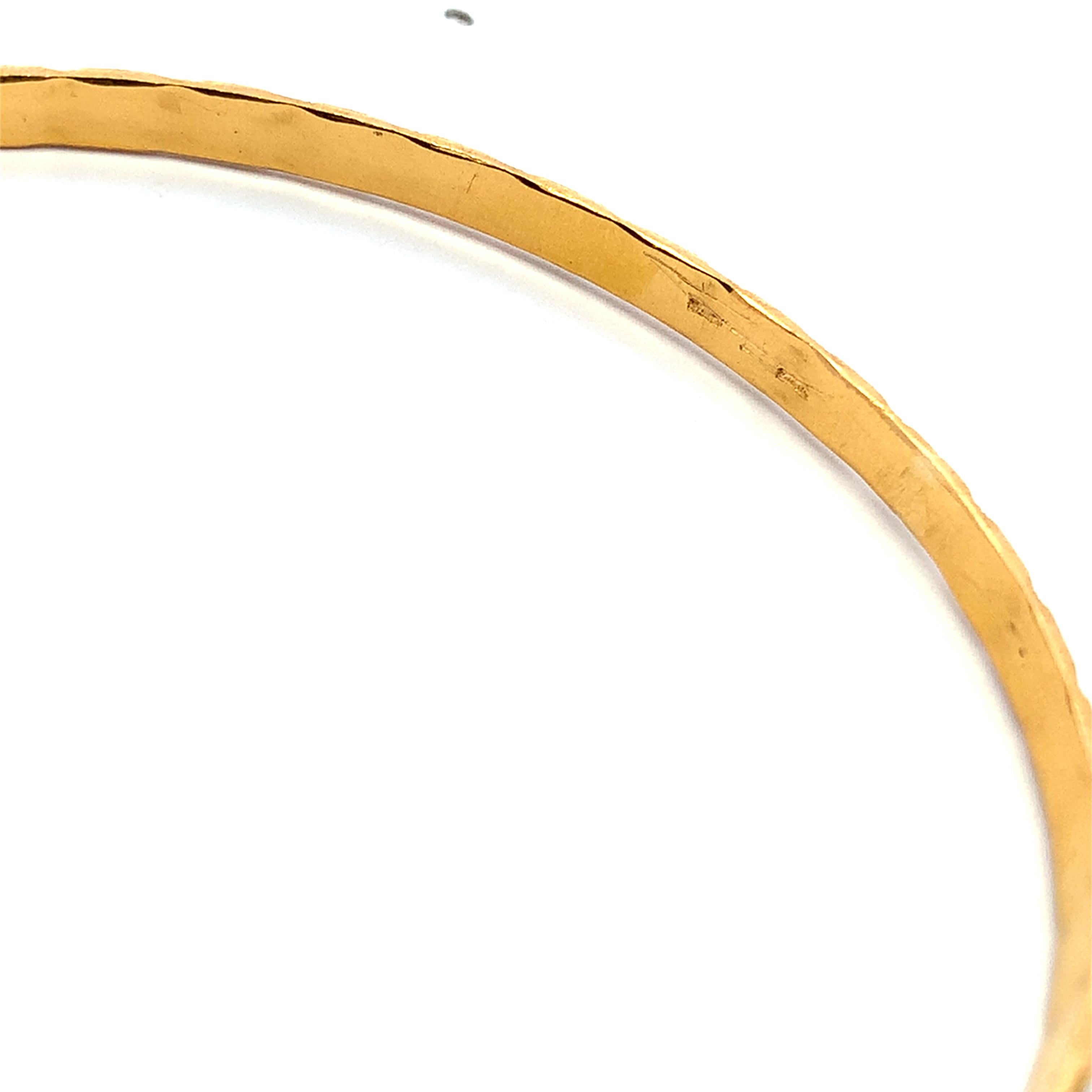 Bracelets bangle en or jaune 22k à motifs en vente 1