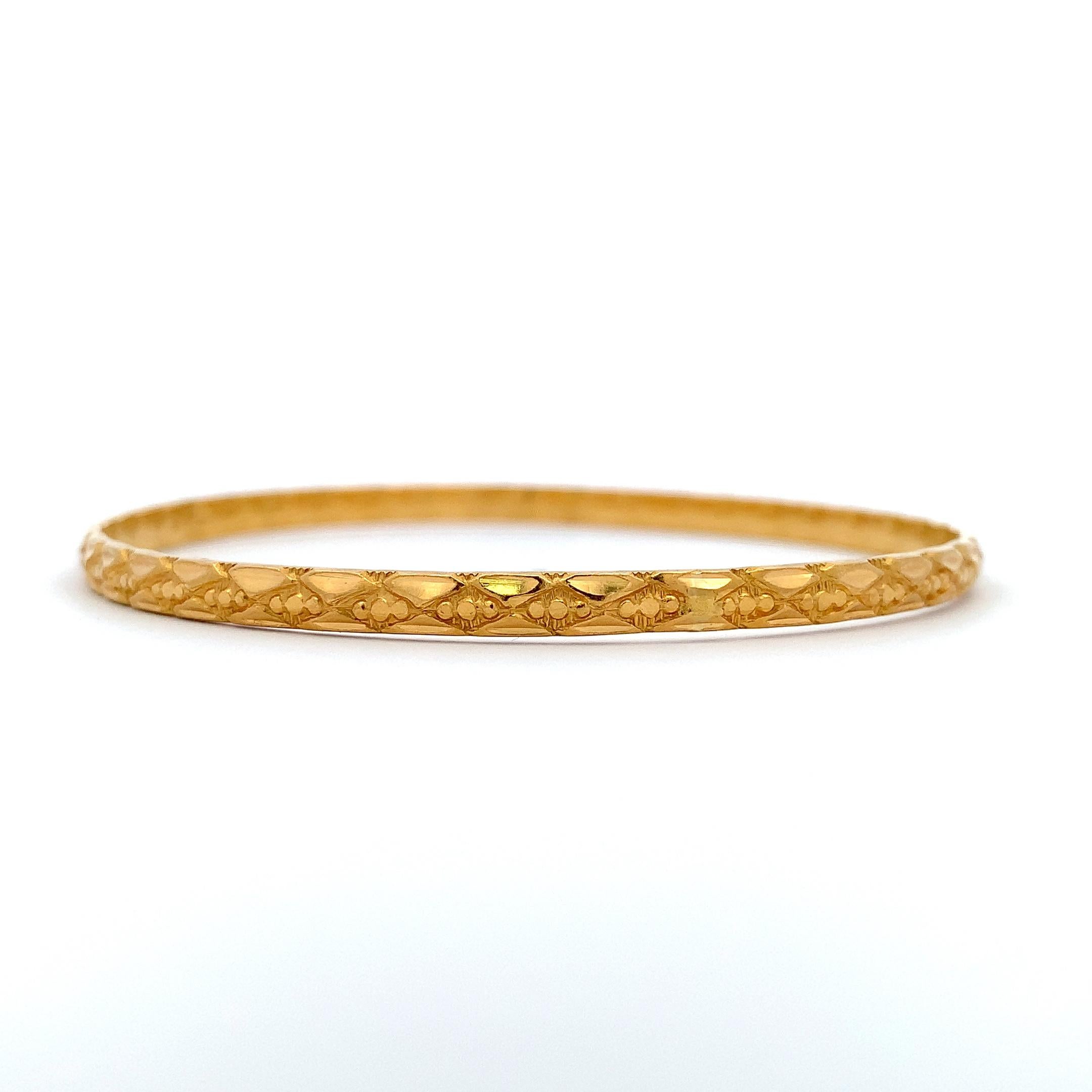 Bracelets bangle en or jaune 22k à motifs en vente 2