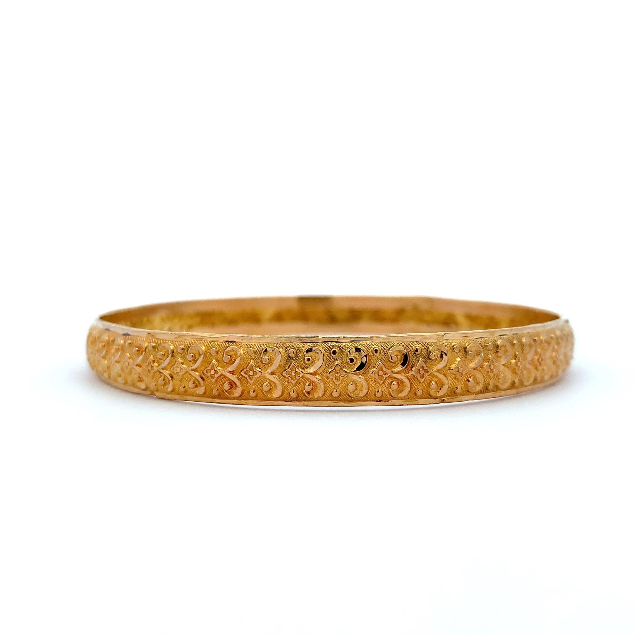 22k Yellow gold patterned matching bangle bracelets For Sale 6