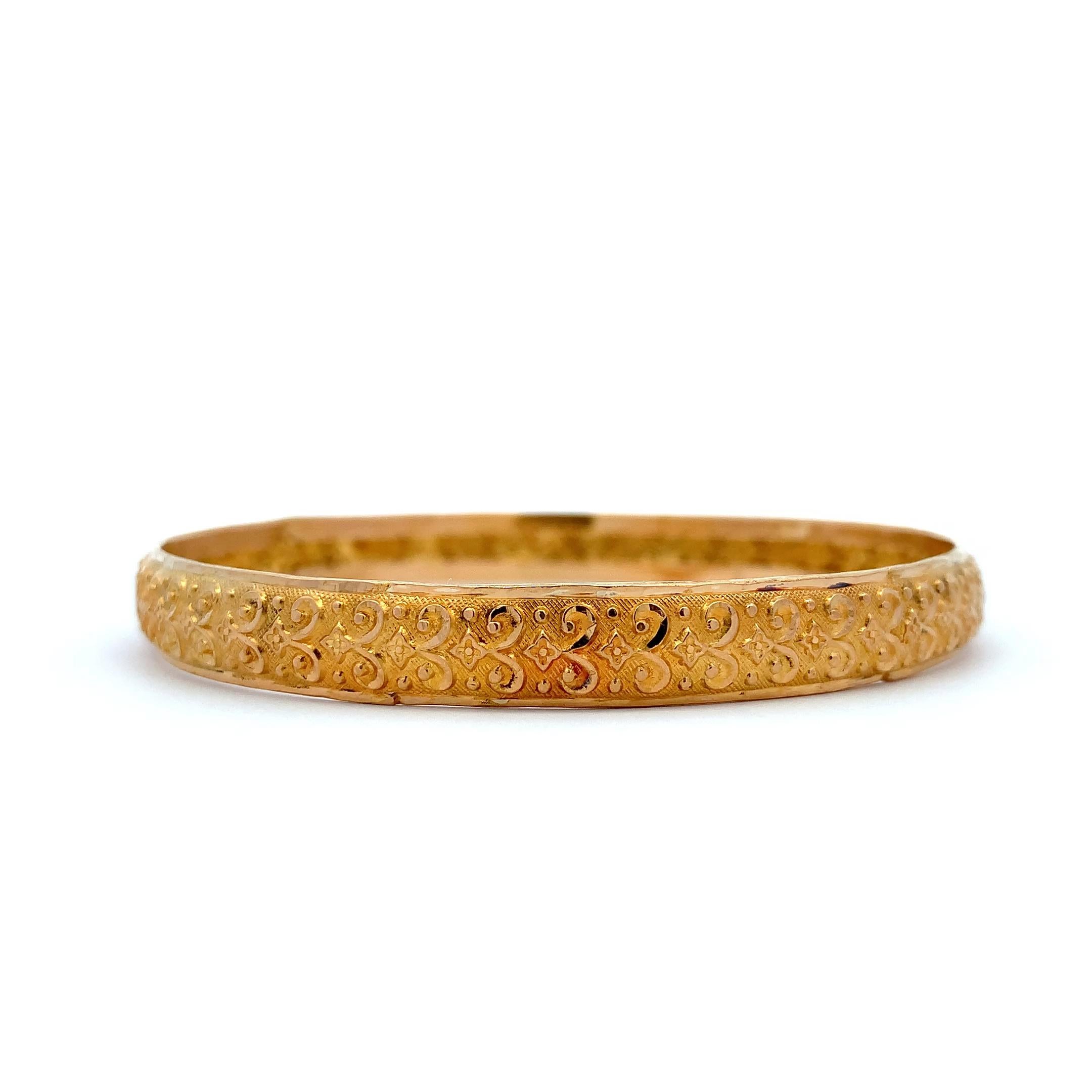22k Yellow gold patterned matching bangle bracelets For Sale 7