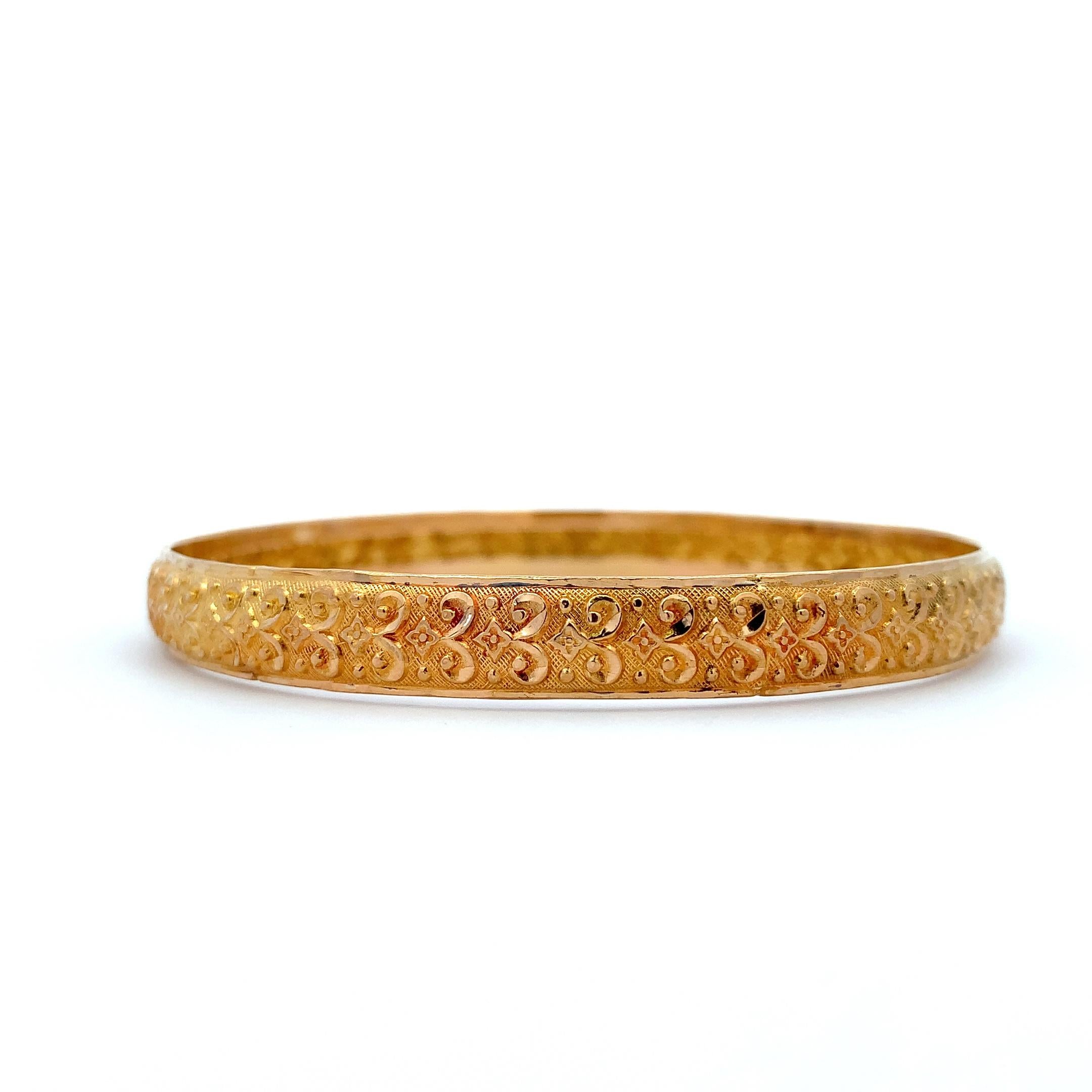22k Yellow gold patterned matching bangle bracelets For Sale 8