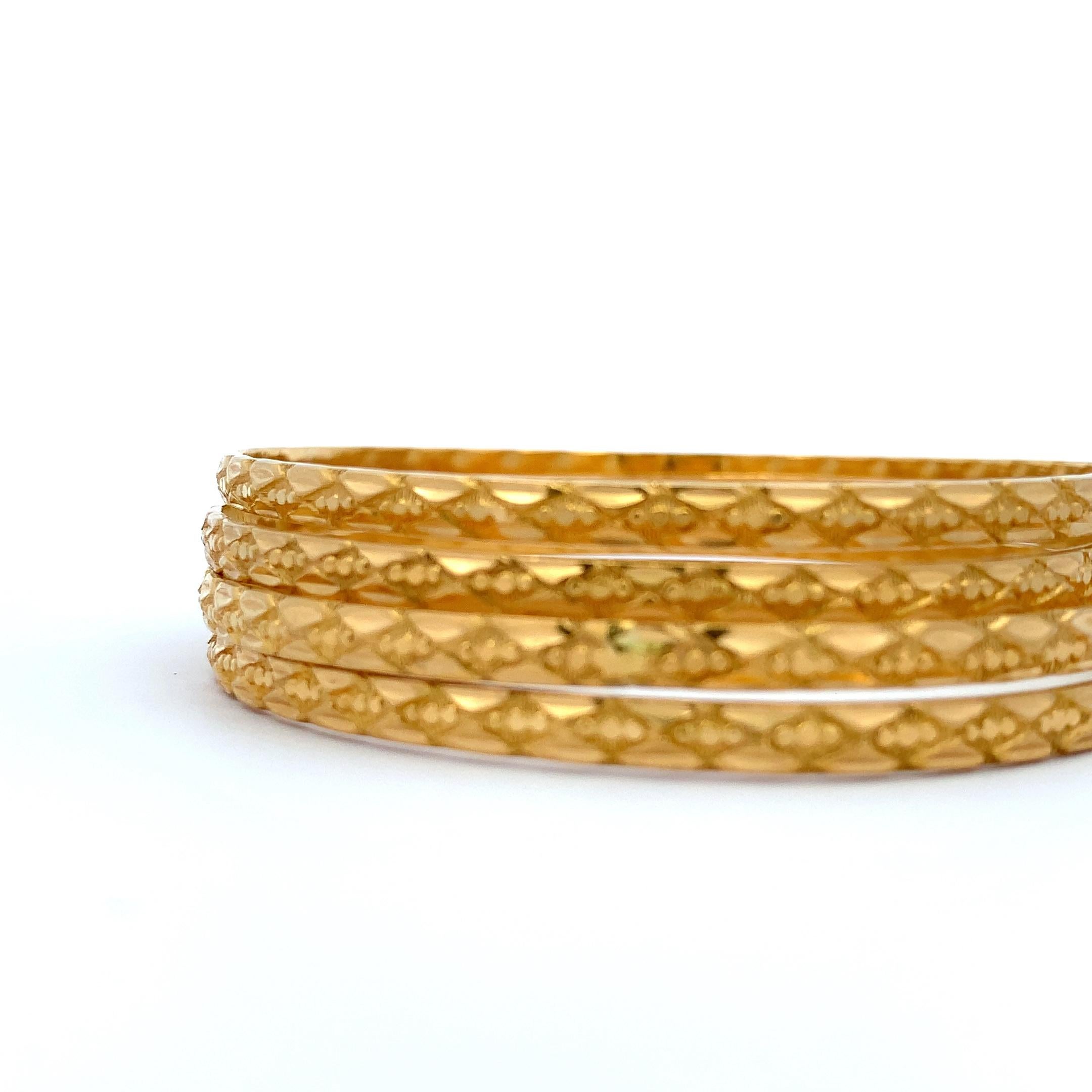 22k Yellow gold patterned matching bangle bracelets In New Condition For Sale In London, GB