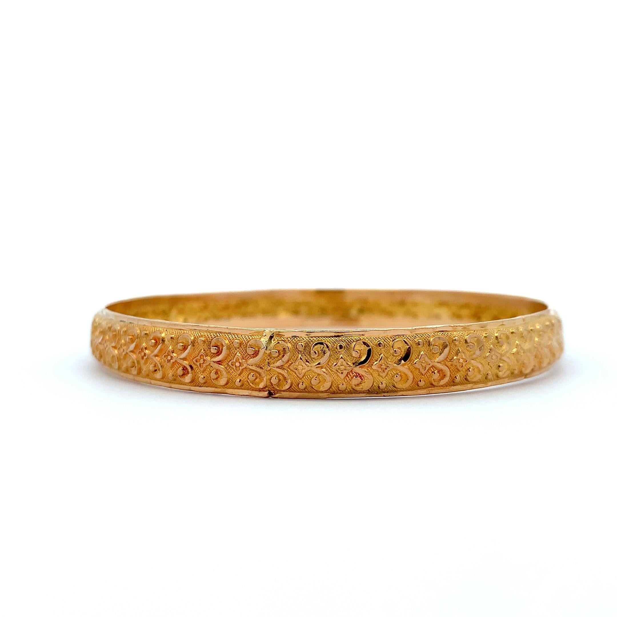 22k Yellow gold patterned matching bangle bracelets In Good Condition For Sale In London, GB