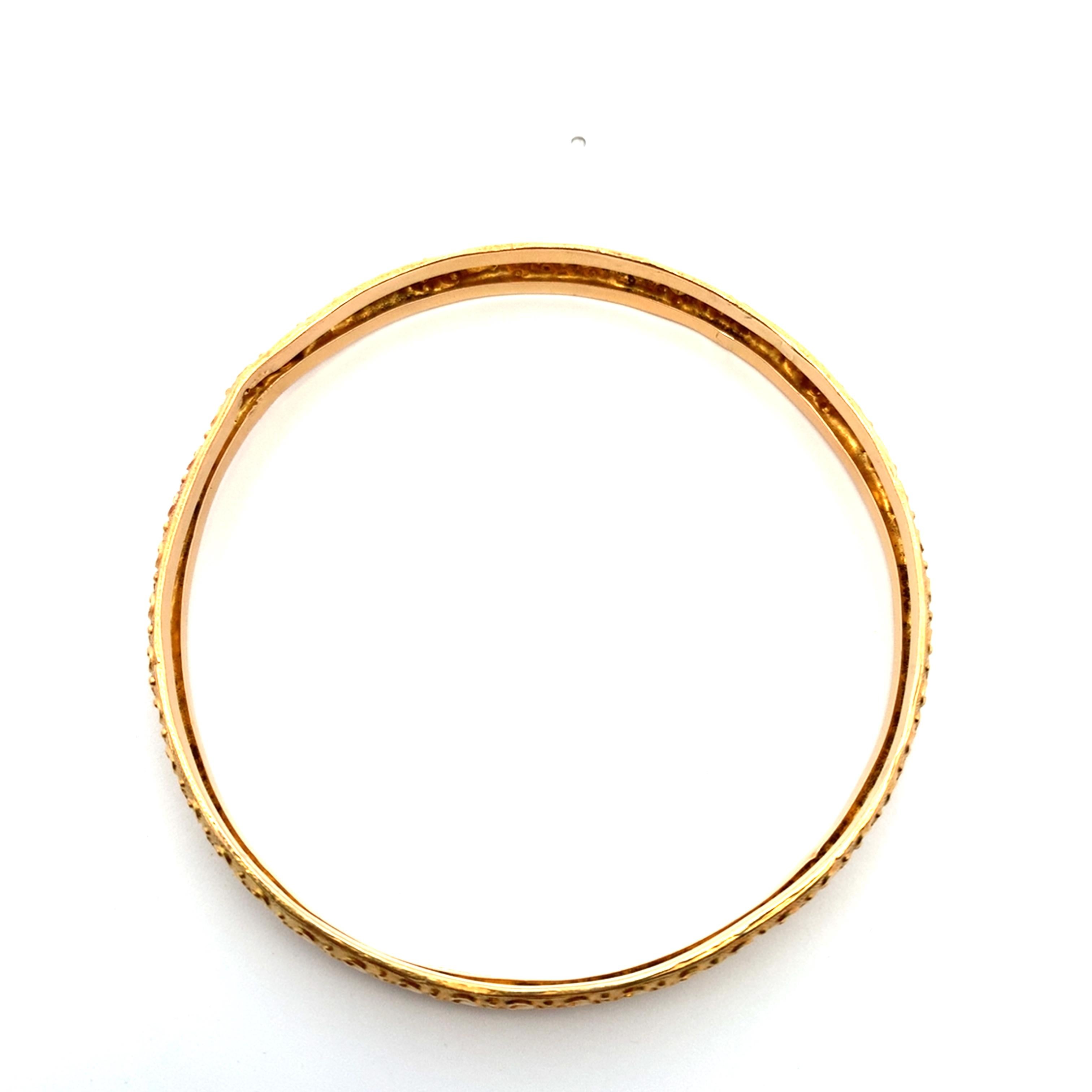 22k Yellow gold patterned matching bangle bracelets For Sale 1