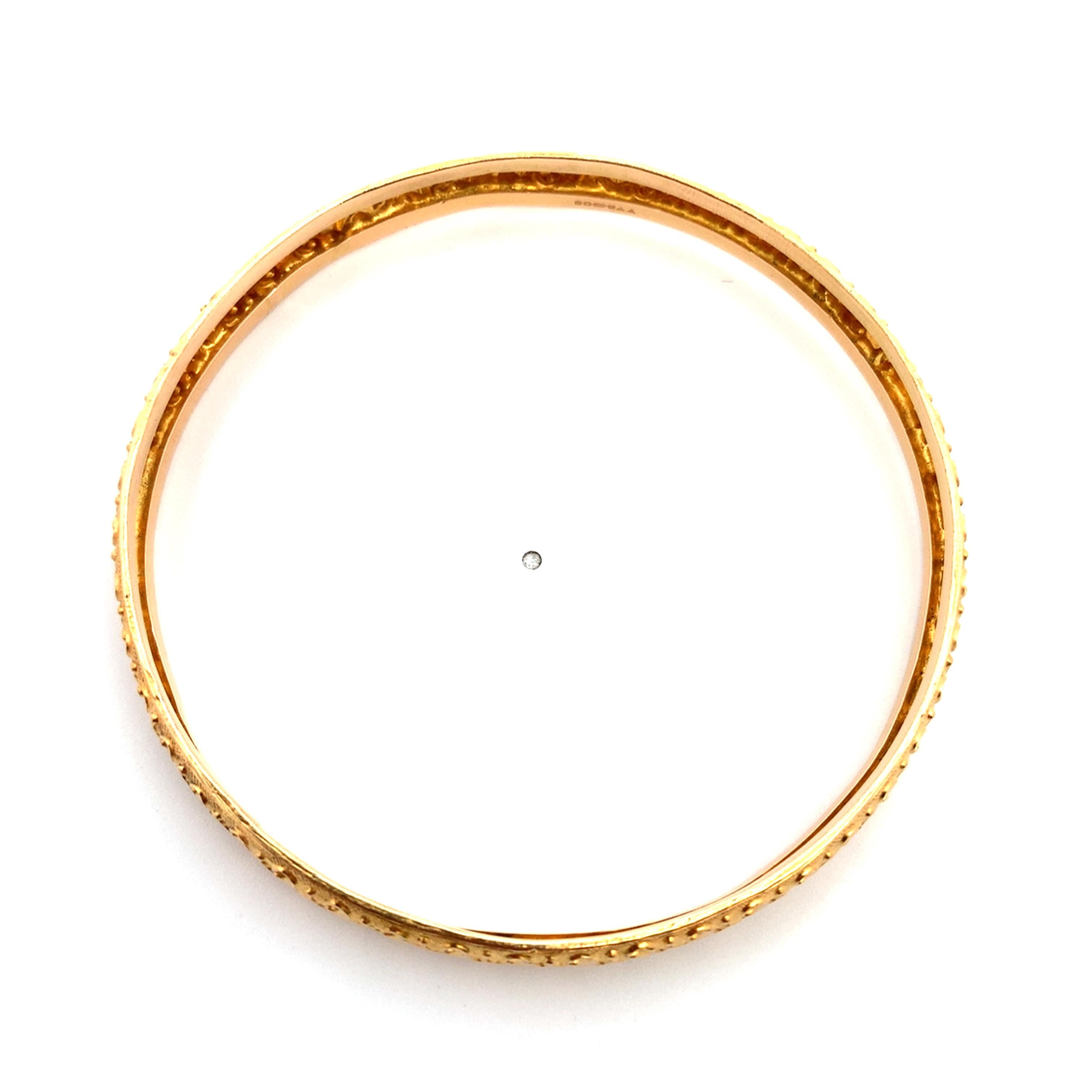 22k Yellow gold patterned matching bangle bracelets For Sale 3
