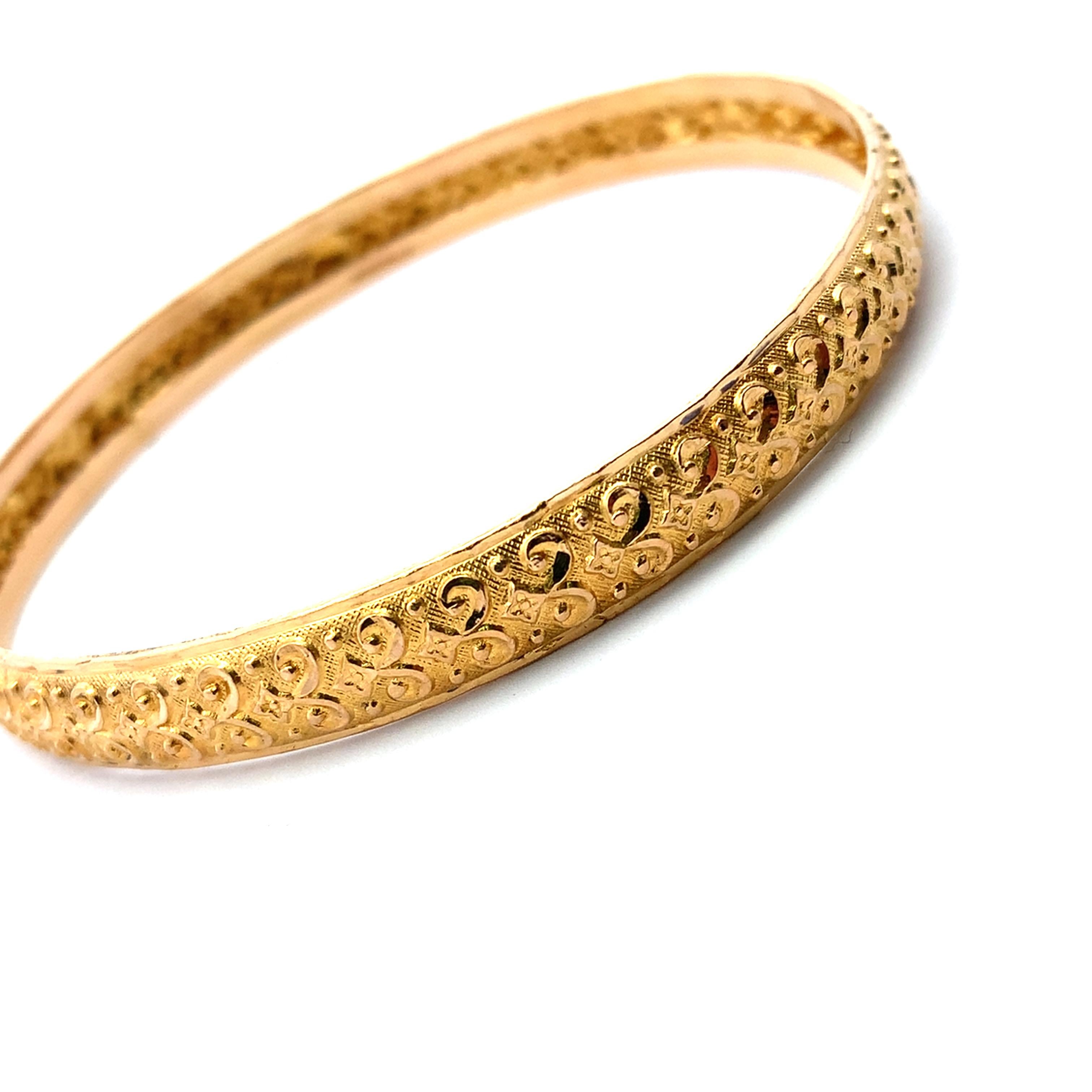 22k Yellow gold patterned matching bangle bracelets For Sale 4