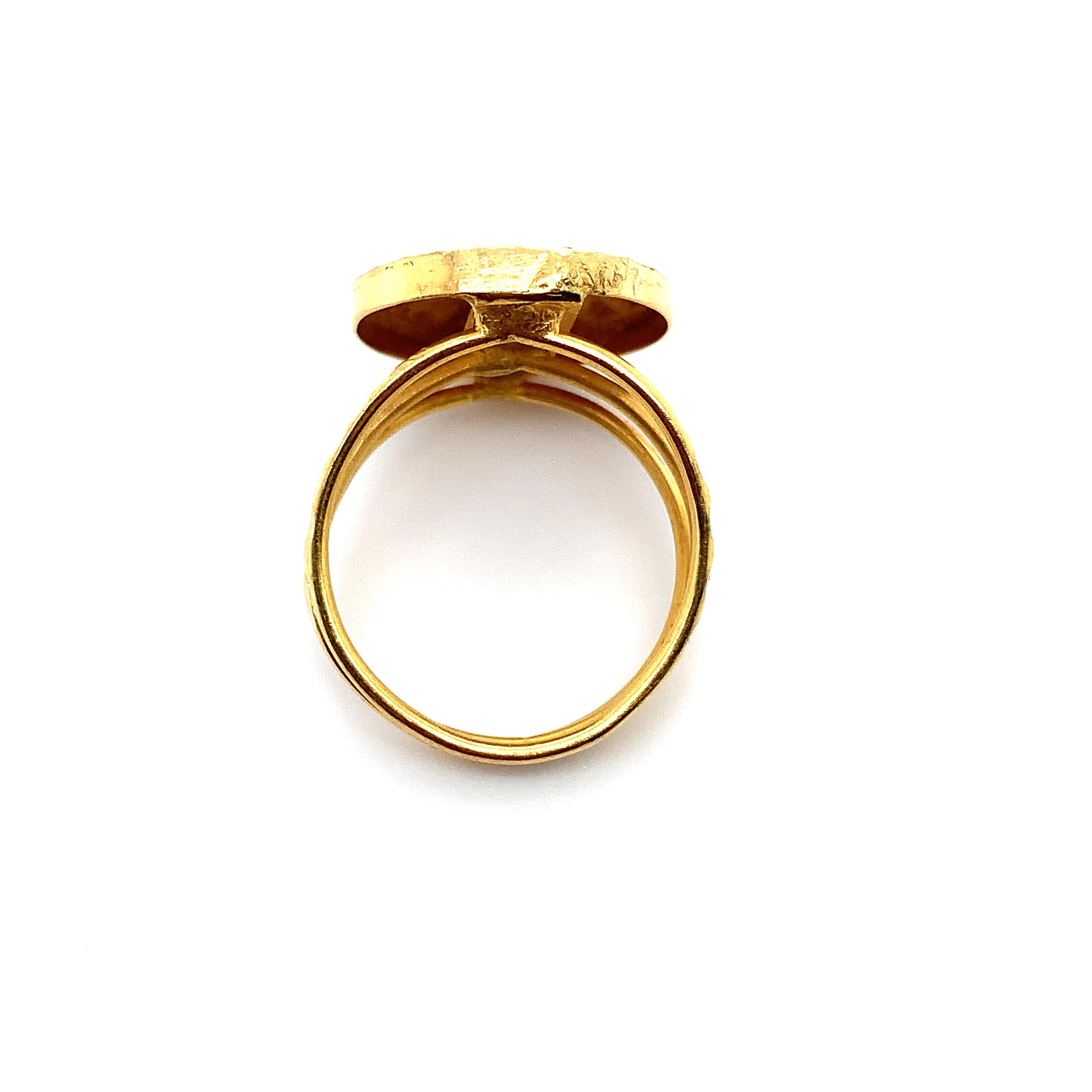 22k Yellow gold round coin shaped signet ring In New Condition For Sale In London, GB