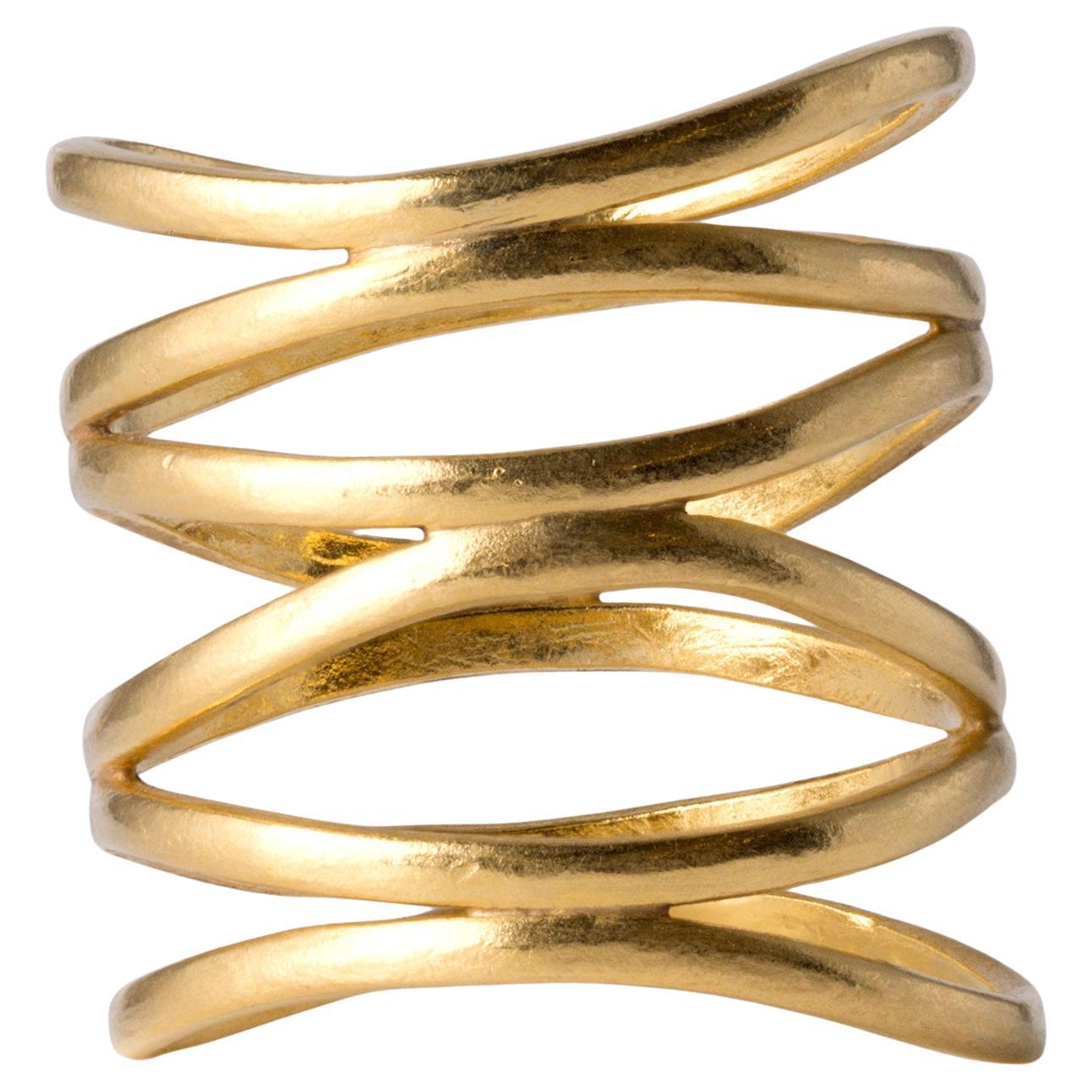 Anello scultoreo allungato in oro 22K - Pezzo forte con finitura opaca

Dita lunghe per giorni. Questo straordinario anello in oro 22 carati è stato progettato per allungare il dito con una forma scultorea che irradia forza ed eleganza. Realizzato