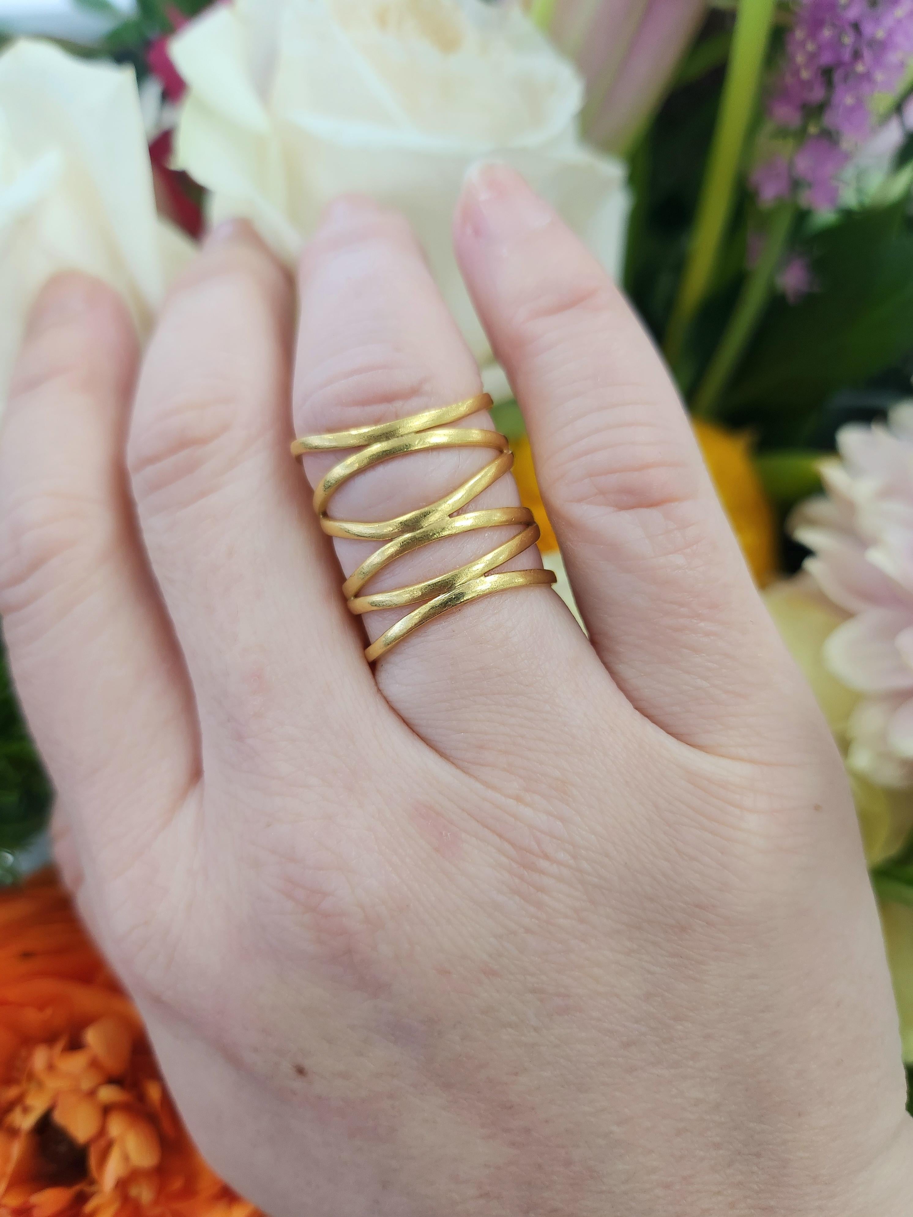 Artigiano Anello di dichiarazione a spirale in oro giallo 22K a strati multipli e a fascia larga in vendita