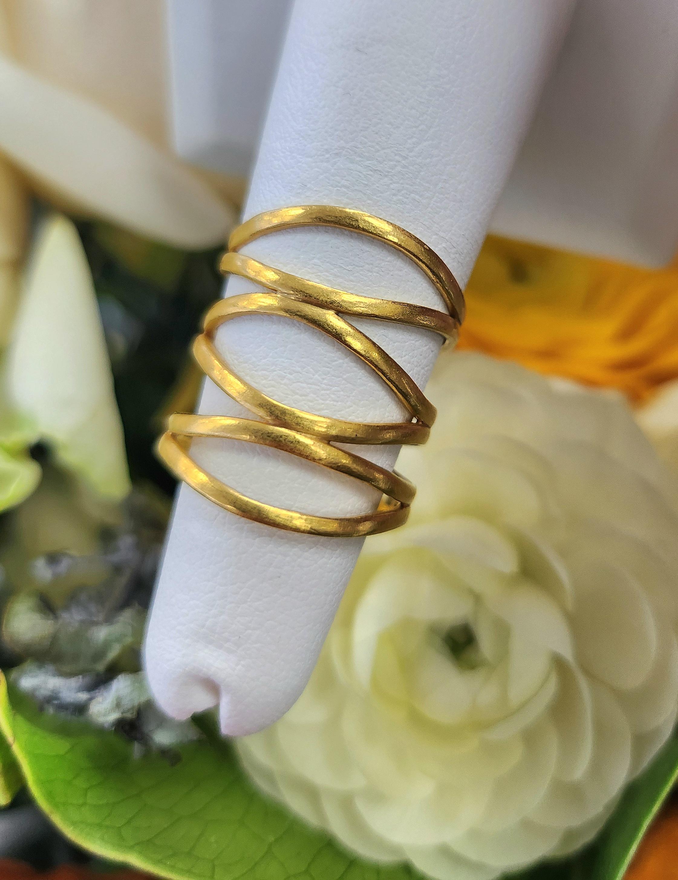Anello di dichiarazione a spirale in oro giallo 22K a strati multipli e a fascia larga In condizioni ottime in vendita a Los Angeles, CA