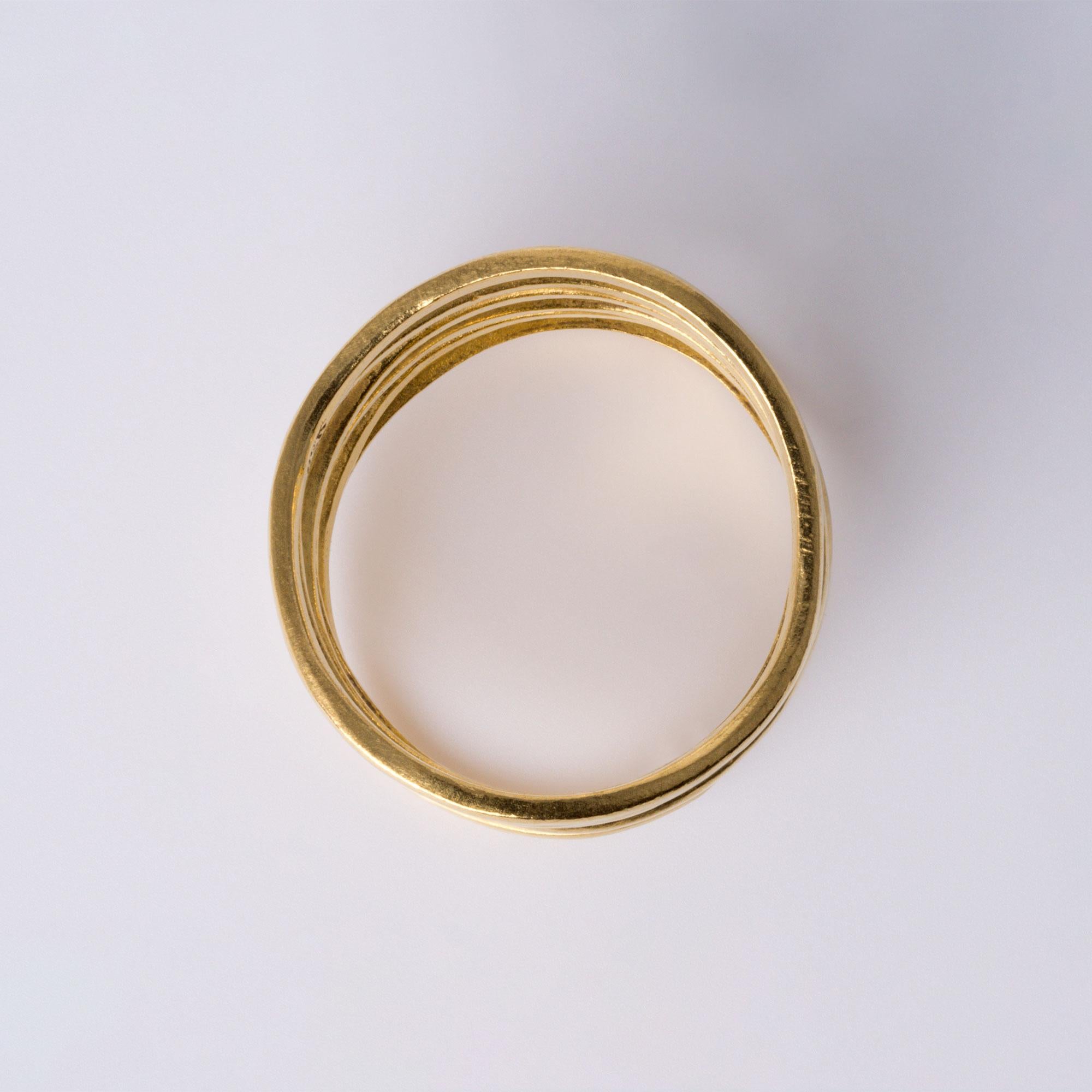 Anello di dichiarazione a spirale in oro giallo 22K a strati multipli e a fascia larga in vendita 1
