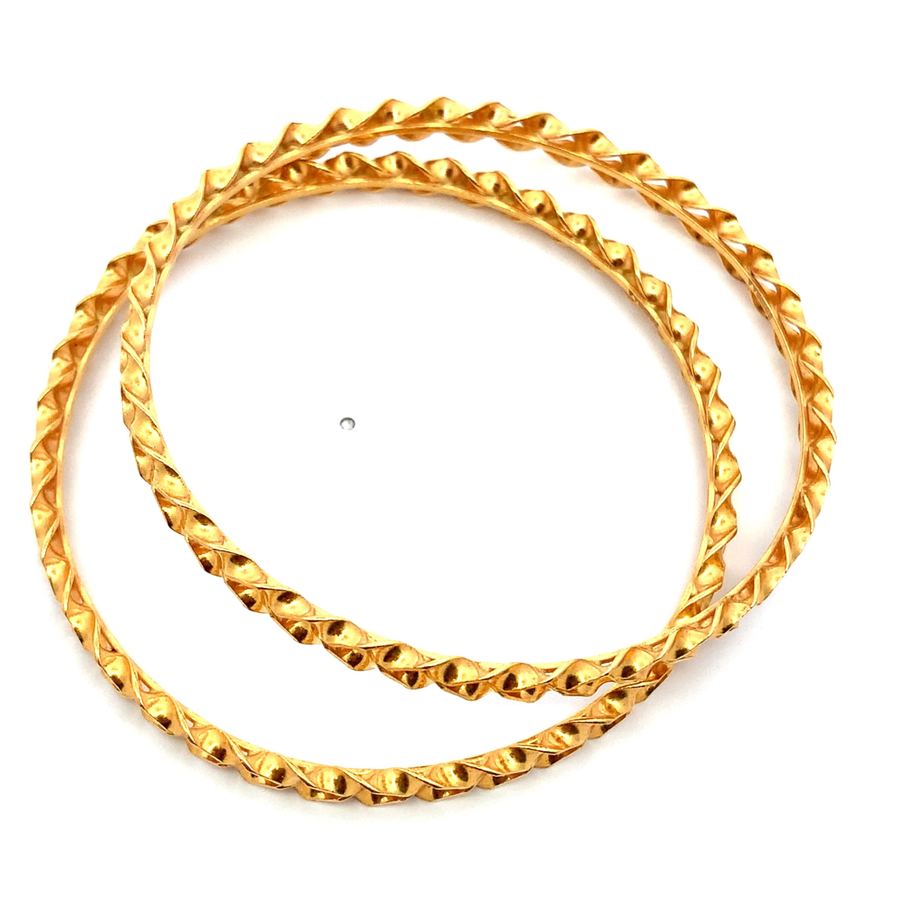 22k yellow gold twisted double matching bangle bracelet In New Condition For Sale In London, GB