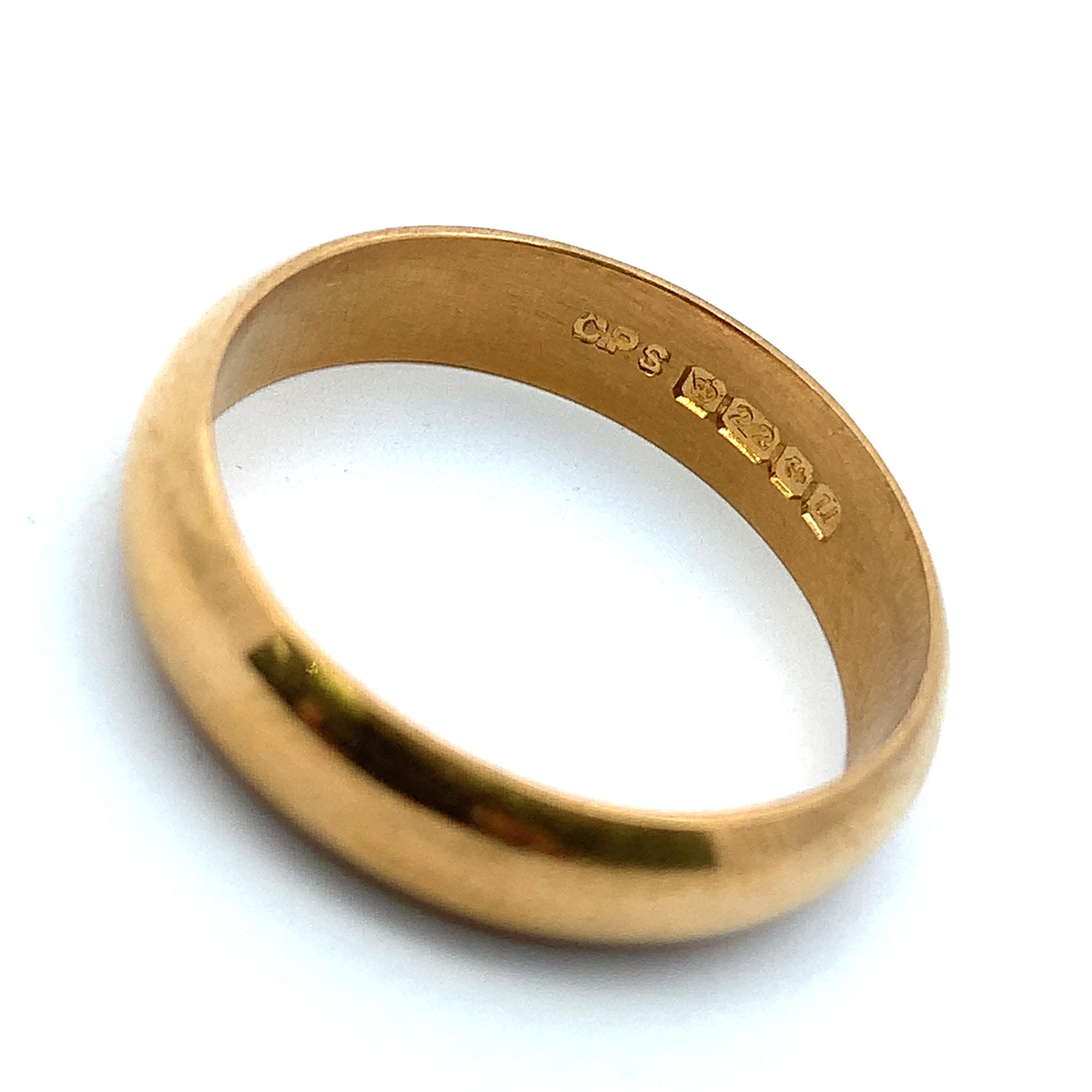 22k Gelbgold breiter schlichter Ehering 5.5mm für Damen oder Herren im Angebot