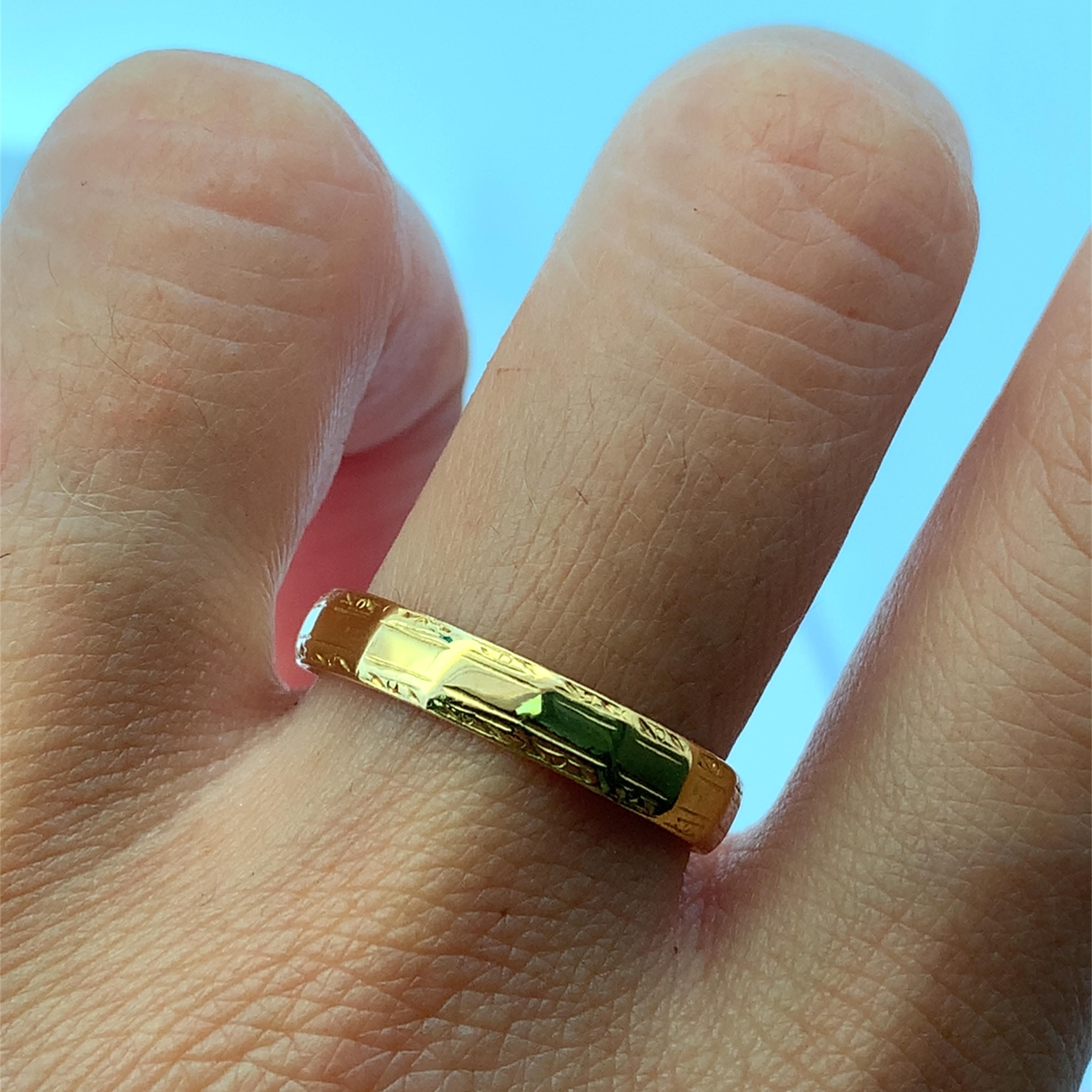 Este anillo de banda clásico muestra un diseño atemporal, elaborado en lustroso oro amarillo de 22k. El anillo de 4 mm, 3G, presenta sutiles dibujos grabados que añaden textura e interés visual, convirtiéndolo en una pieza distinguida adecuada tanto