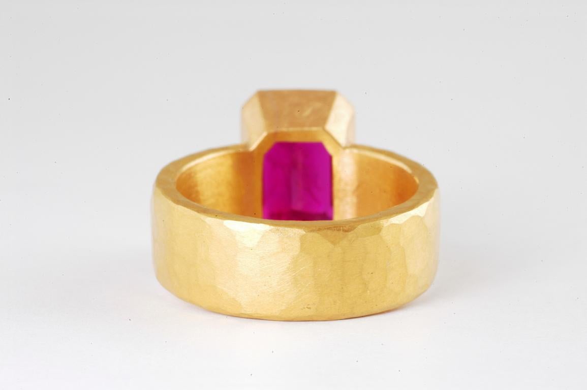 22 Karat Gold gehämmerter Ring mit Rubin im Step-Schliff 4,17 Karat (Zeitgenössisch) im Angebot