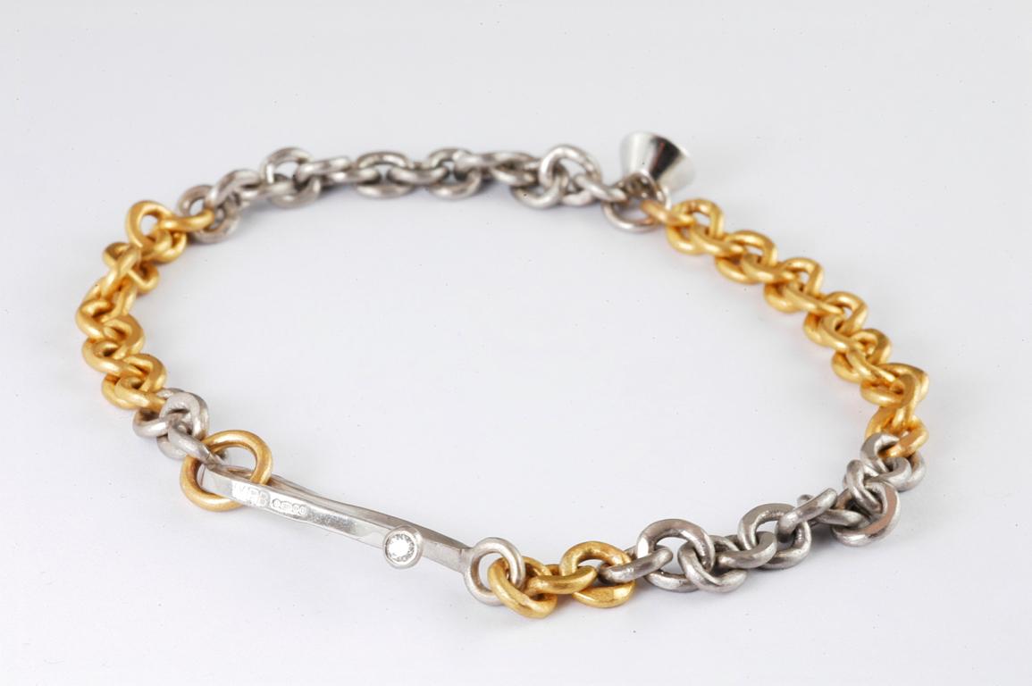 Contemporary 22 Karat Gold and Platinum Link Bracelet Set with Brilliant Cut Diamond 0.84cts For Sale