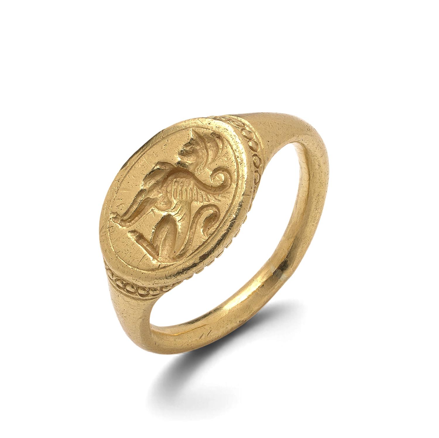 22KT Antique Gold Signet Ring with Griffon Motif, c.18th Century In Good Condition For Sale In Braintree, GB