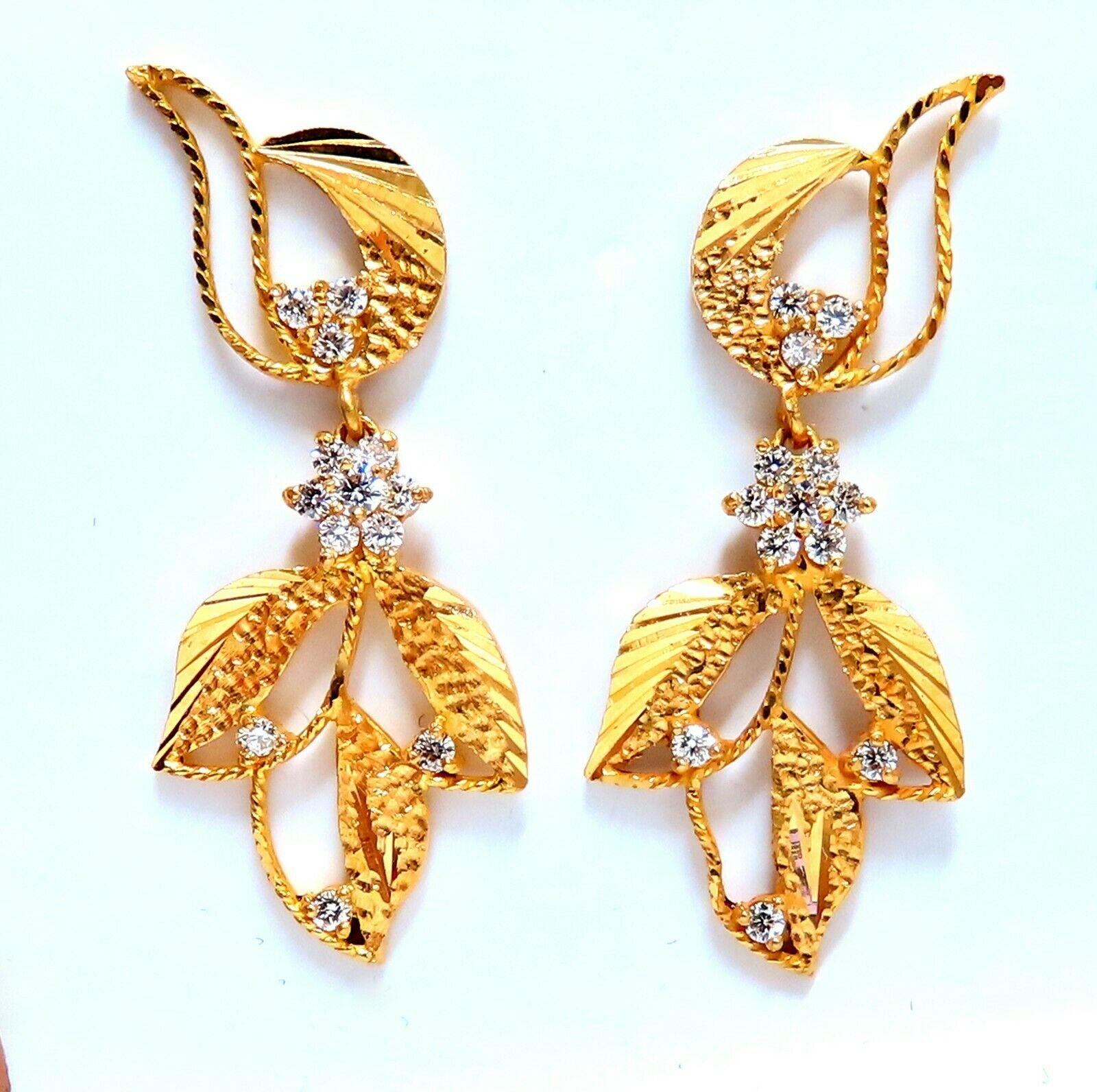 Taille ronde Boucles d'oreilles pendantes en or 22kt à patine florale et diamants en vente