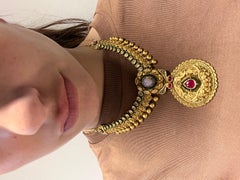 Halskette aus 22-karätigem Gold, Emaille, Diamant und farbigen Steinen