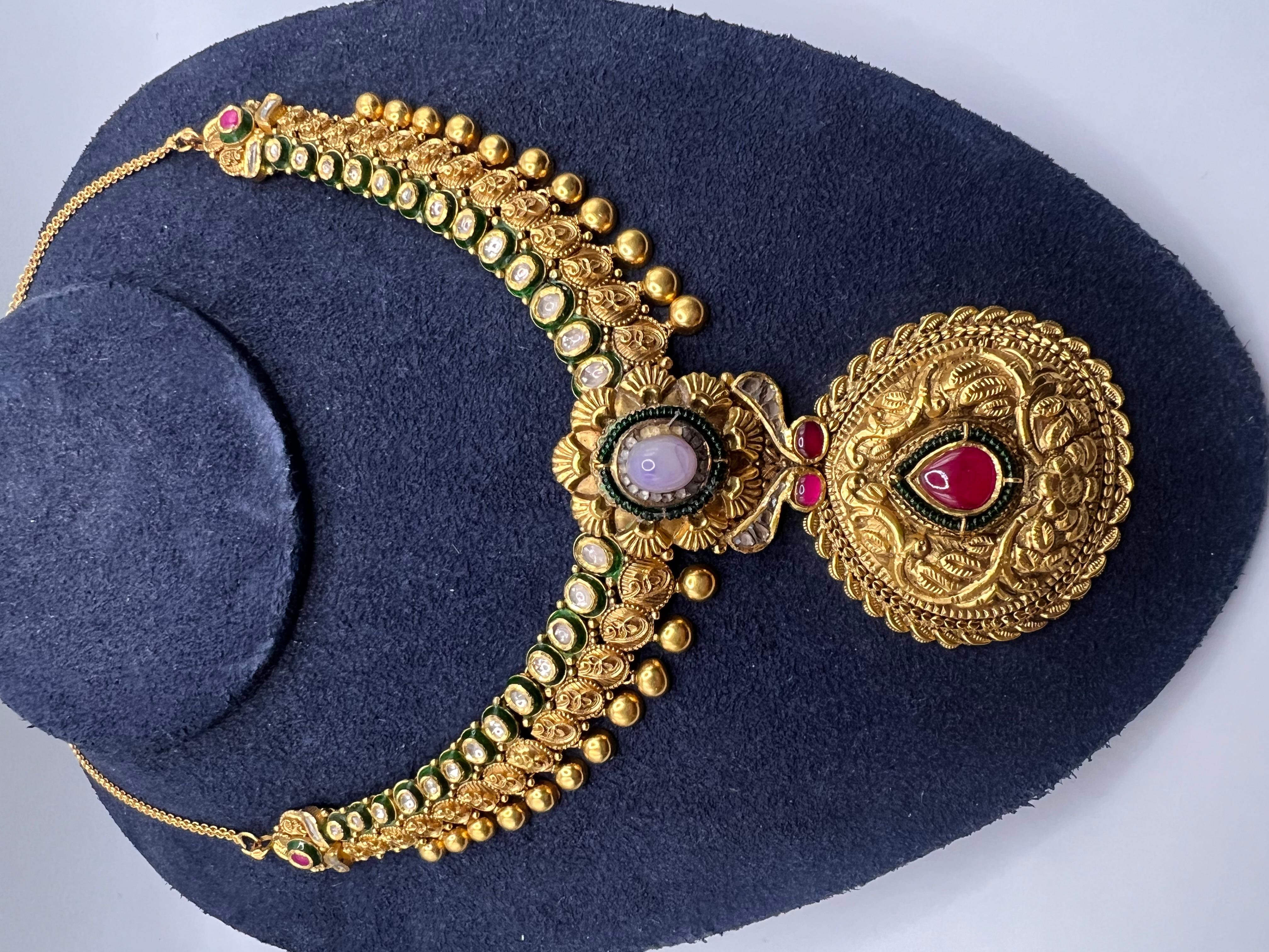 Anglo-indiano Collana in oro 22kt con smalto, diamanti e pietre colorate in vendita